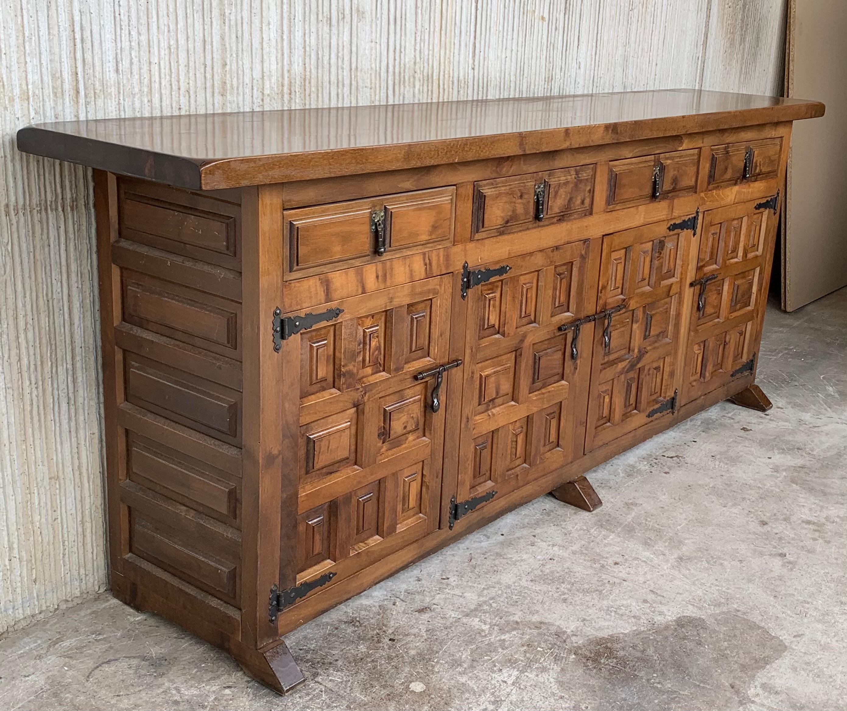 Espagnol 20e siècle Grande crédence ou buffet toscan en bois sculpté, baroque catalan espagnol