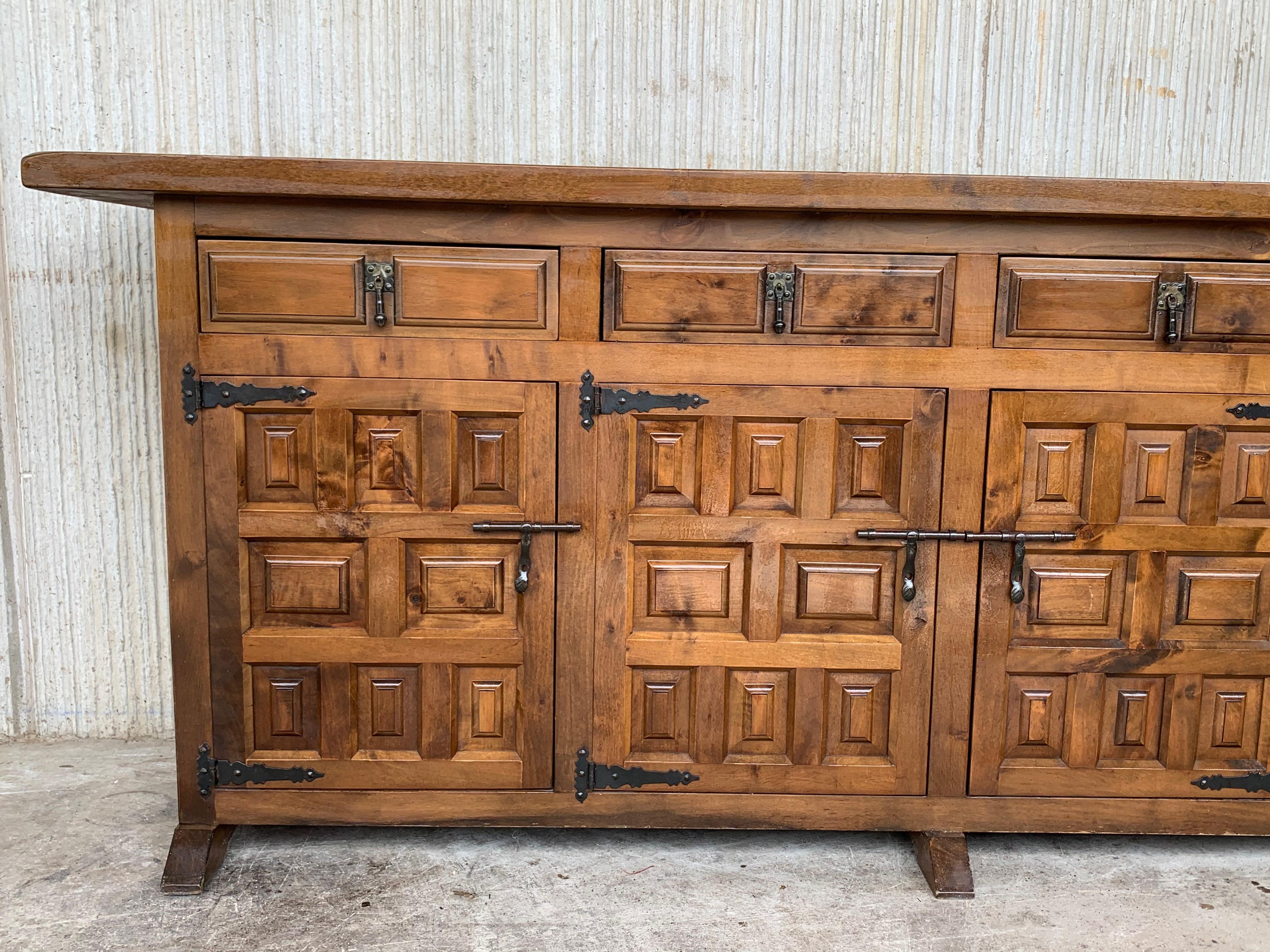 20e siècle Grande crédence ou buffet toscan en bois sculpté, baroque catalan espagnol Bon état à Miami, FL