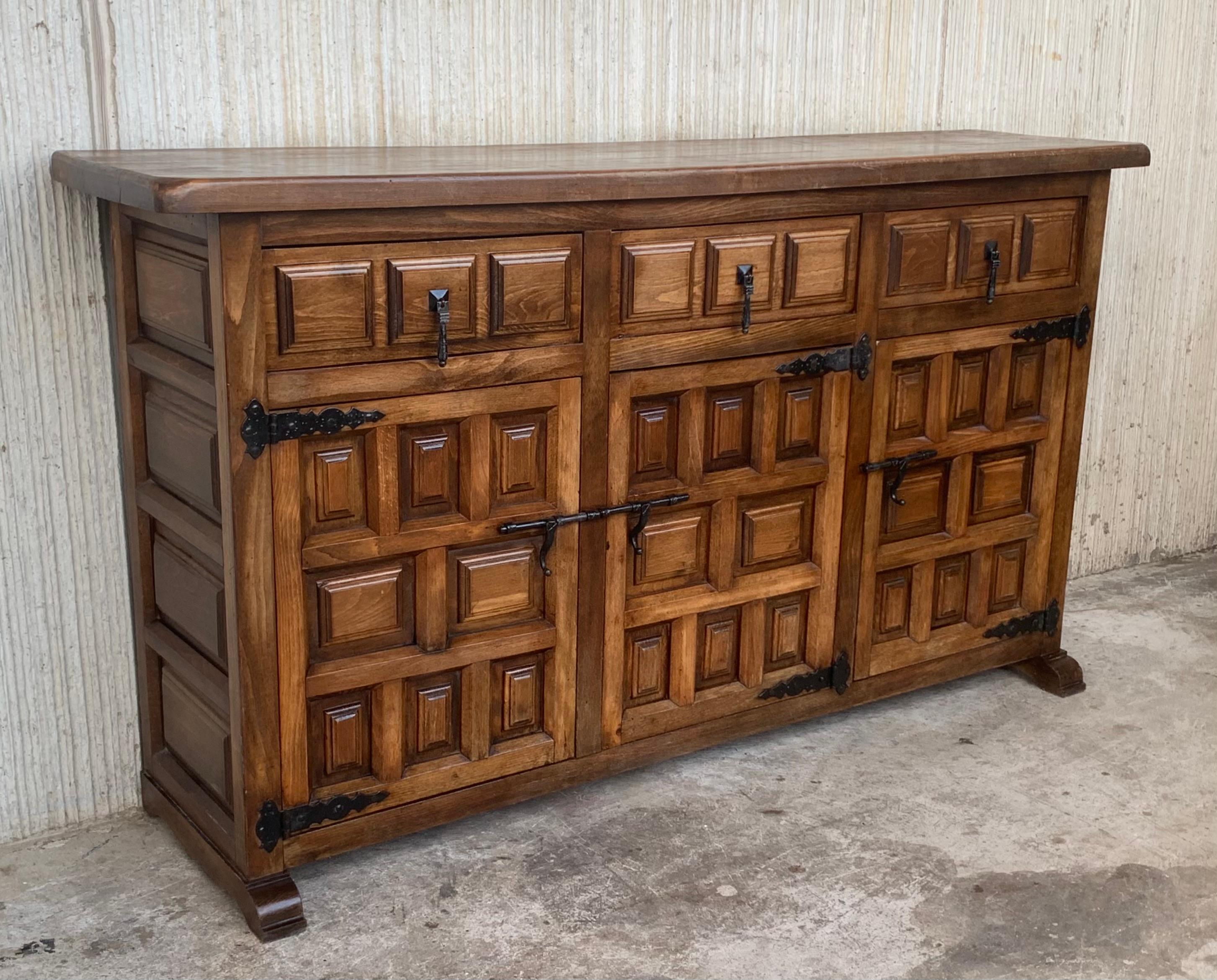 20th Century Large Catalan Spanish Baroque Carved Walnut Cabinet with Three Door In Good Condition In Miami, FL