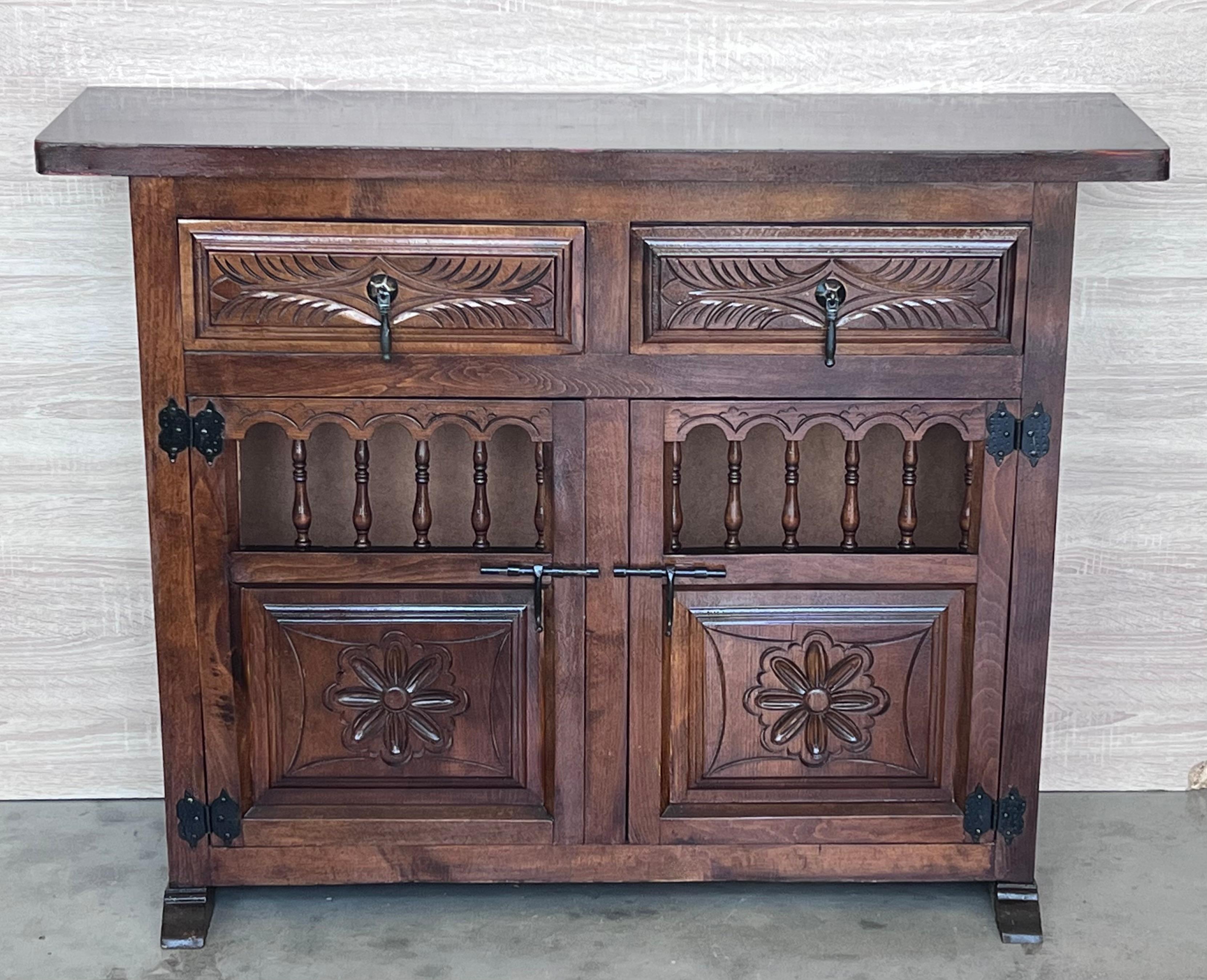 20th Century Large Catalan Spanish Baroque Carved Walnut Credenza or Buffet In Good Condition For Sale In Miami, FL