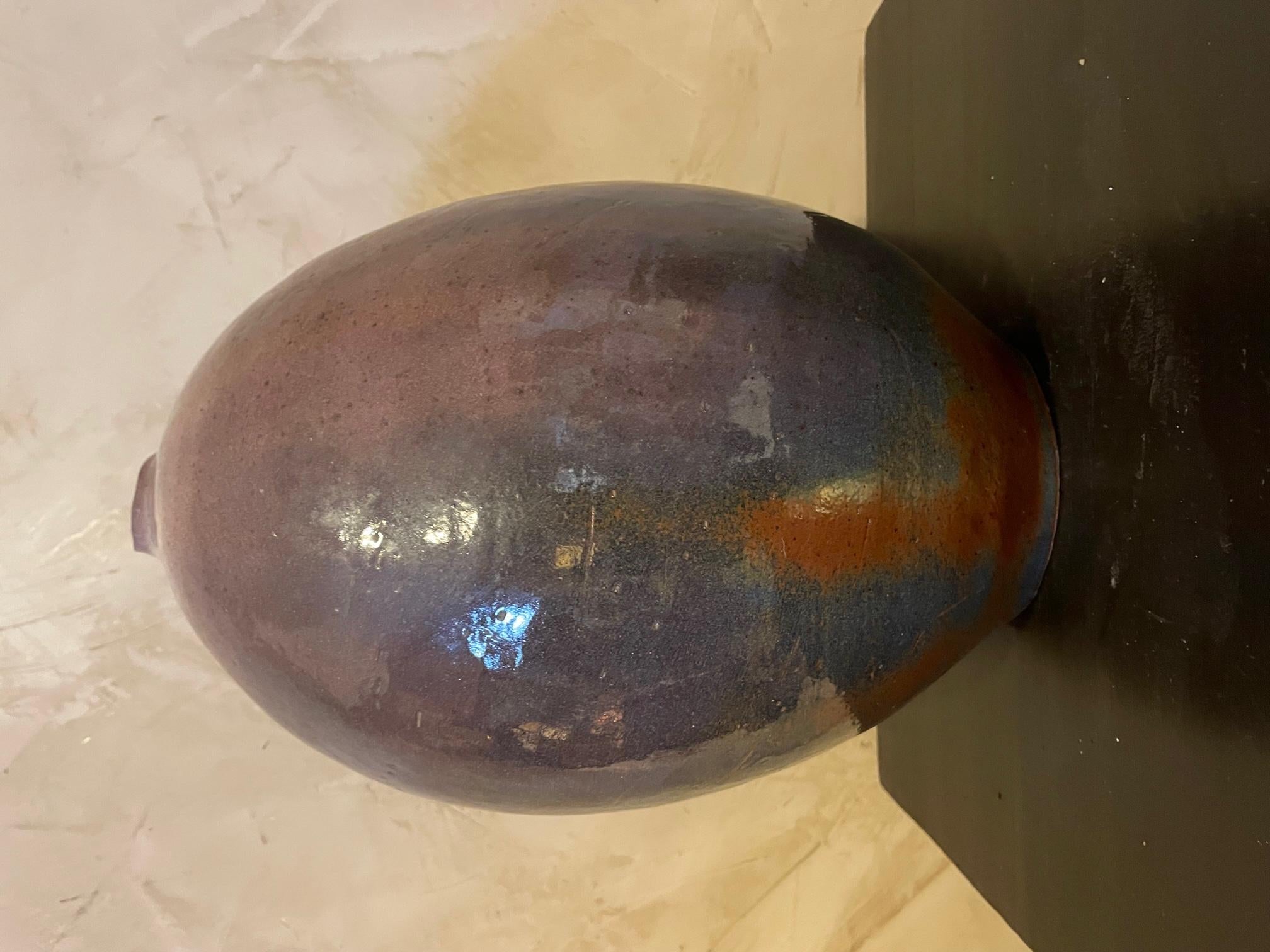 Bellissimo e raro vaso in ceramica della fine del XX secolo. Colori viola e arancione. Forma originale. 
Firma illeggibile sul retro. 
Ottima qualità e condizione.