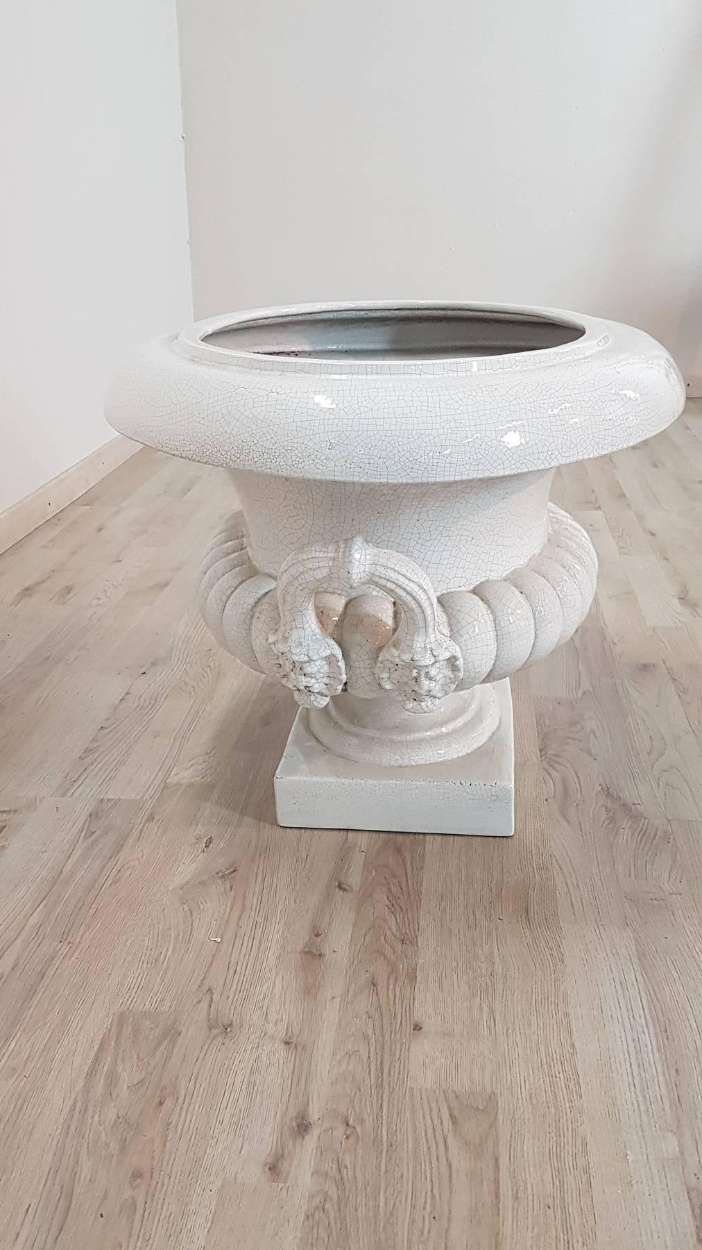 20th century large classic Italian vase in white ceramic.
Beautiful large white ceramic vase inside finely decorated with elegant and refined invoices. Ideal in any environment.
      