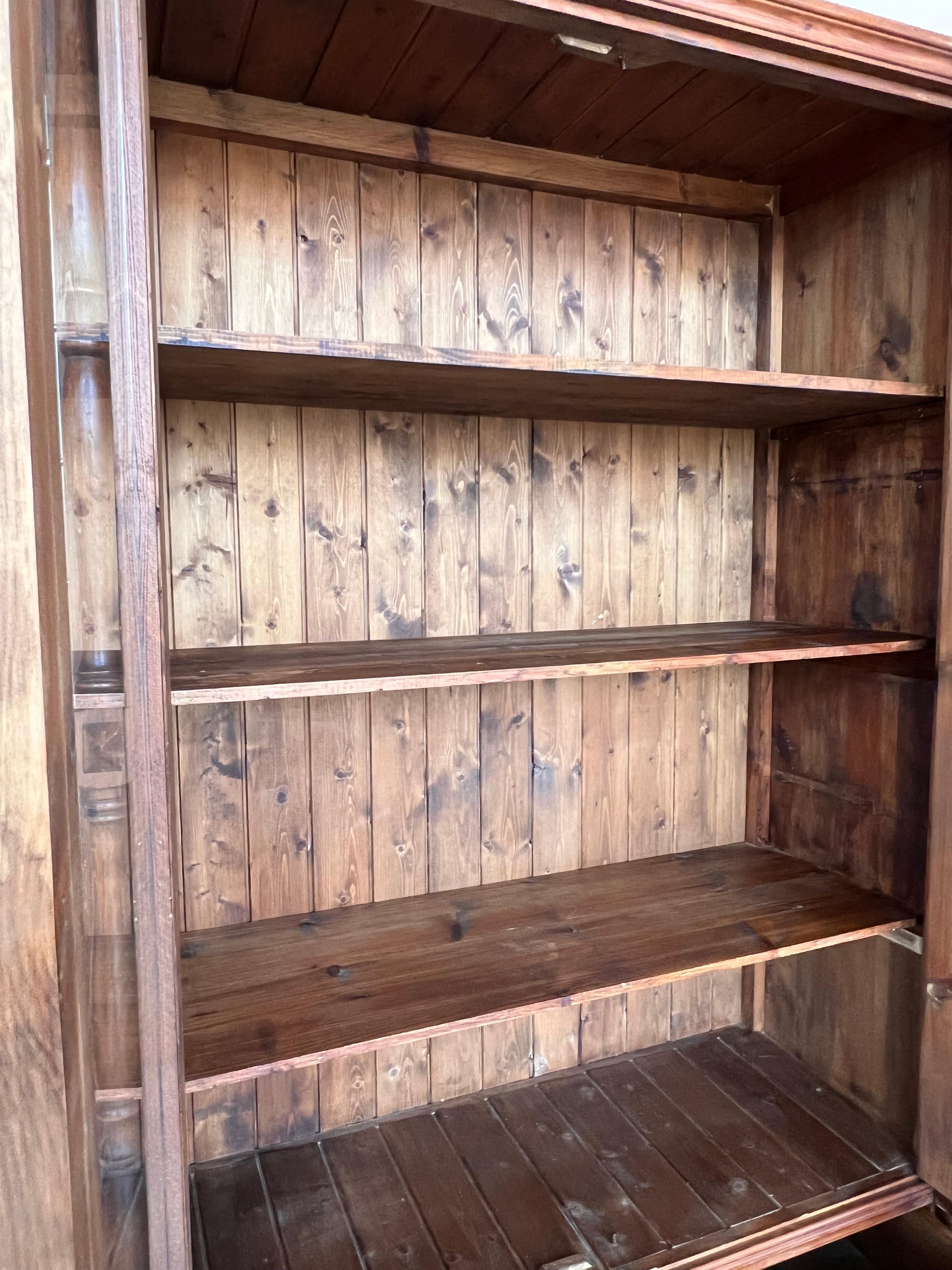 Noyer Grande armoire ou bibliothèque du 20e siècle avec vitrine en verre, pin, Espagne restaurée en vente
