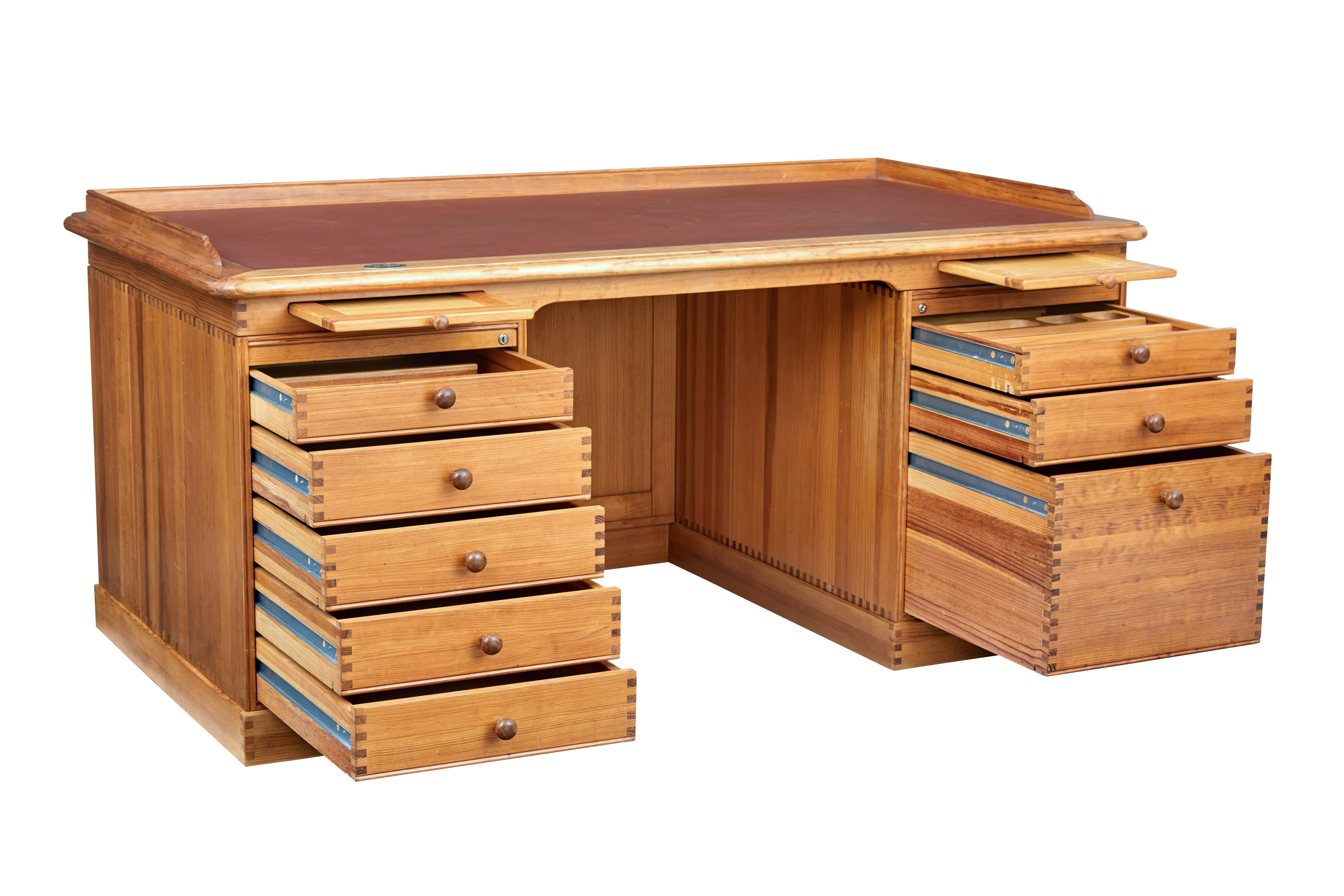 Großer dänischer Kiefernholz-Schreibtisch und Stuhl aus dem späten 20. Jahrhundert von Finn N Hansen (Skandinavische Moderne)