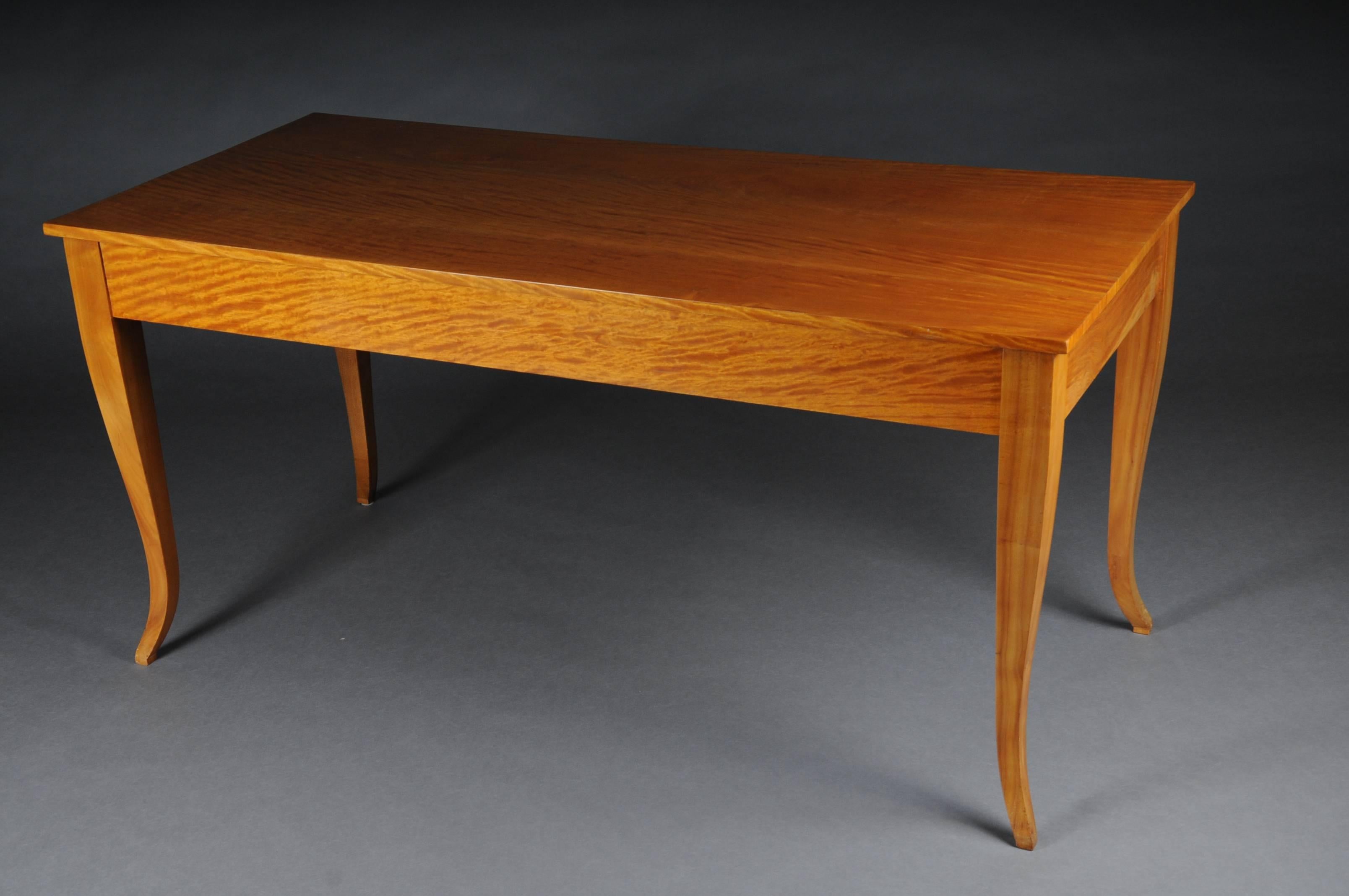 20th century large dinner table, Biedermeier, Birch.

Solid birch, rectangular body on high curly legs. Shellac hand polished.


(A-146).