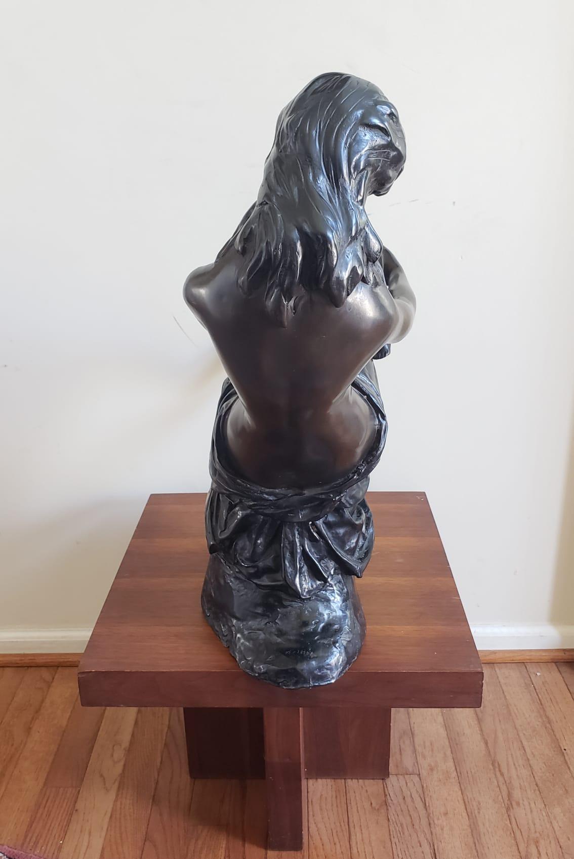 Statue en bronze coulé du 20e siècle représentant une mère tenant son bébé. Mesure 26,5