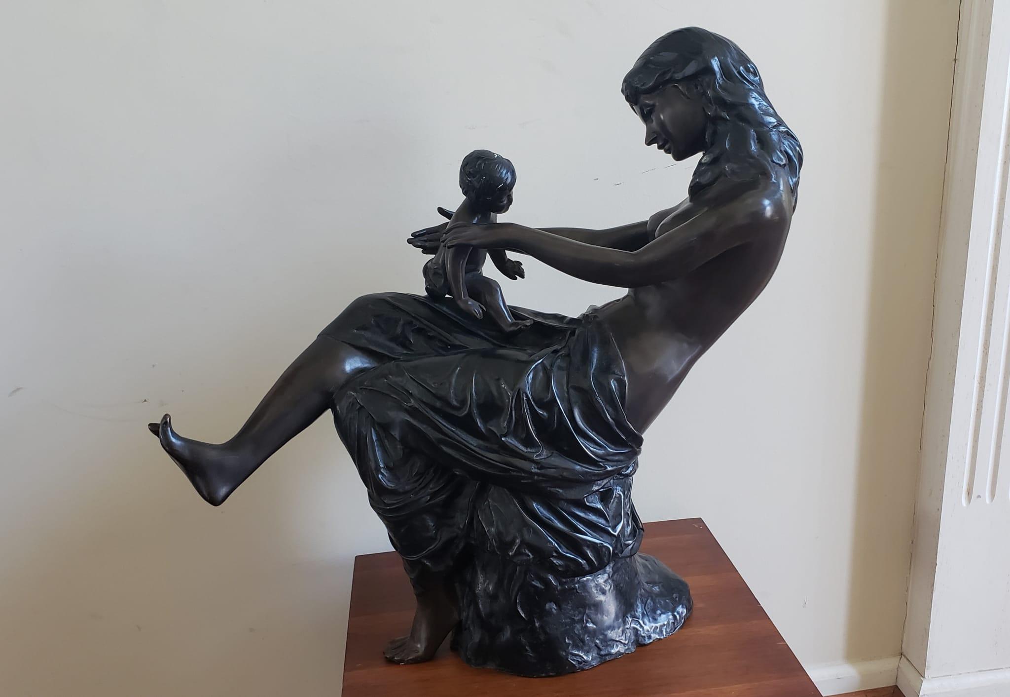 Inconnu Grande sculpture figurative en bronze du 20e siècle représentant une mère et son enfant. en vente