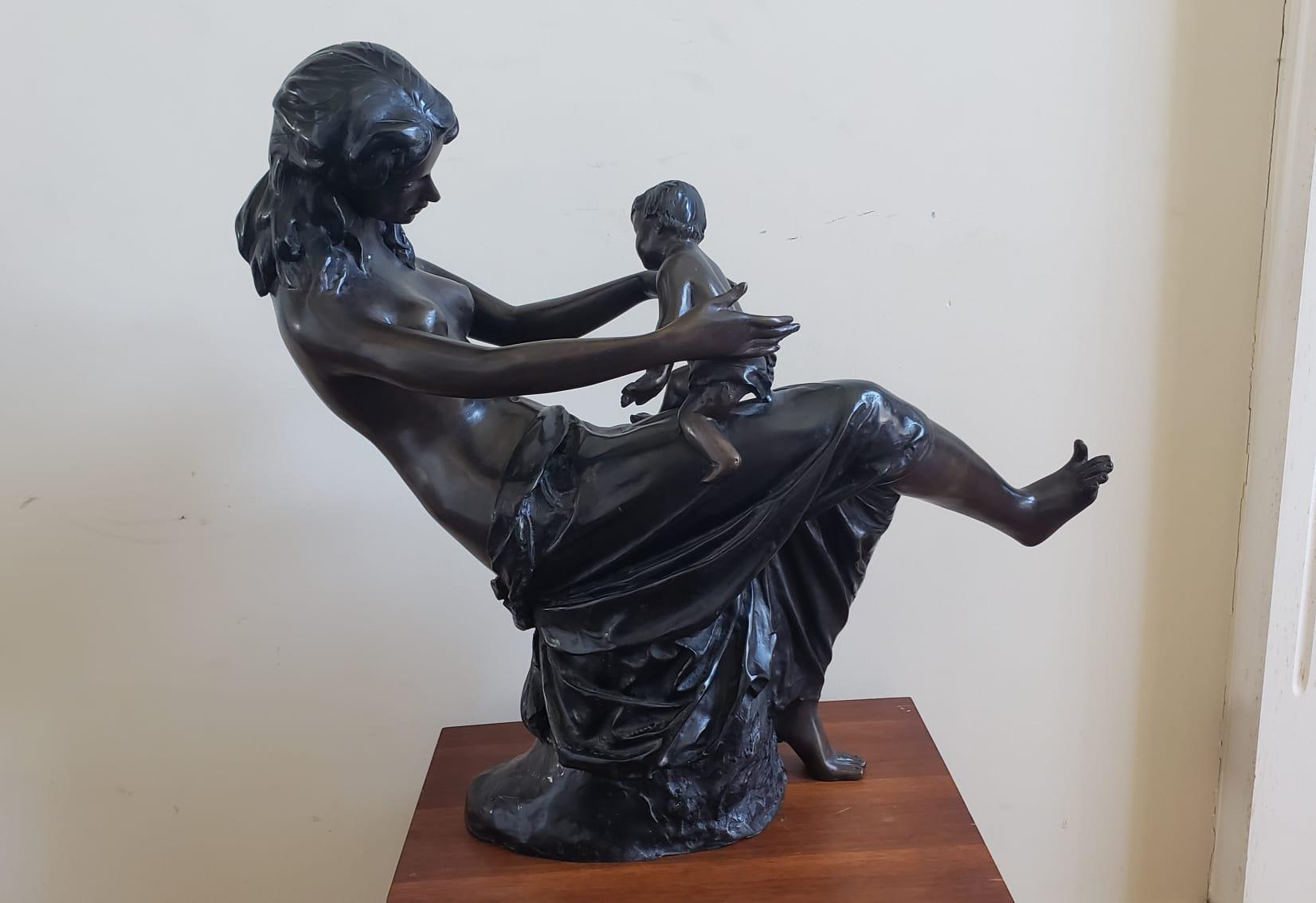 Grande sculpture figurative en bronze du 20e siècle représentant une mère et son enfant. Bon état - En vente à Germantown, MD