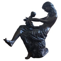 Große figurative Bronzeskulptur einer Mutter und ihres Kindes aus dem 20. Jahrhundert.