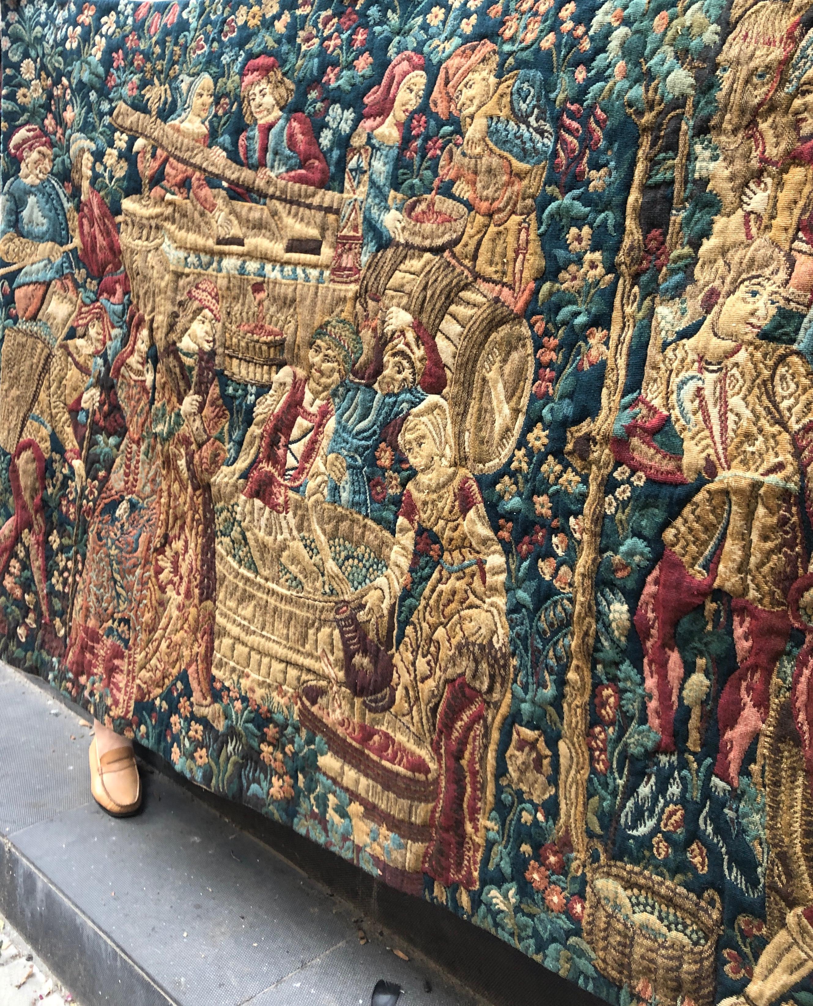 Large tapestry from the beginning of the 20th century based on a medieval scene with many characters in vivid colours.
Excellent condition, should last a lifetime.
There is an authentic certificate at the back with number 7908.
France, circa 1920.