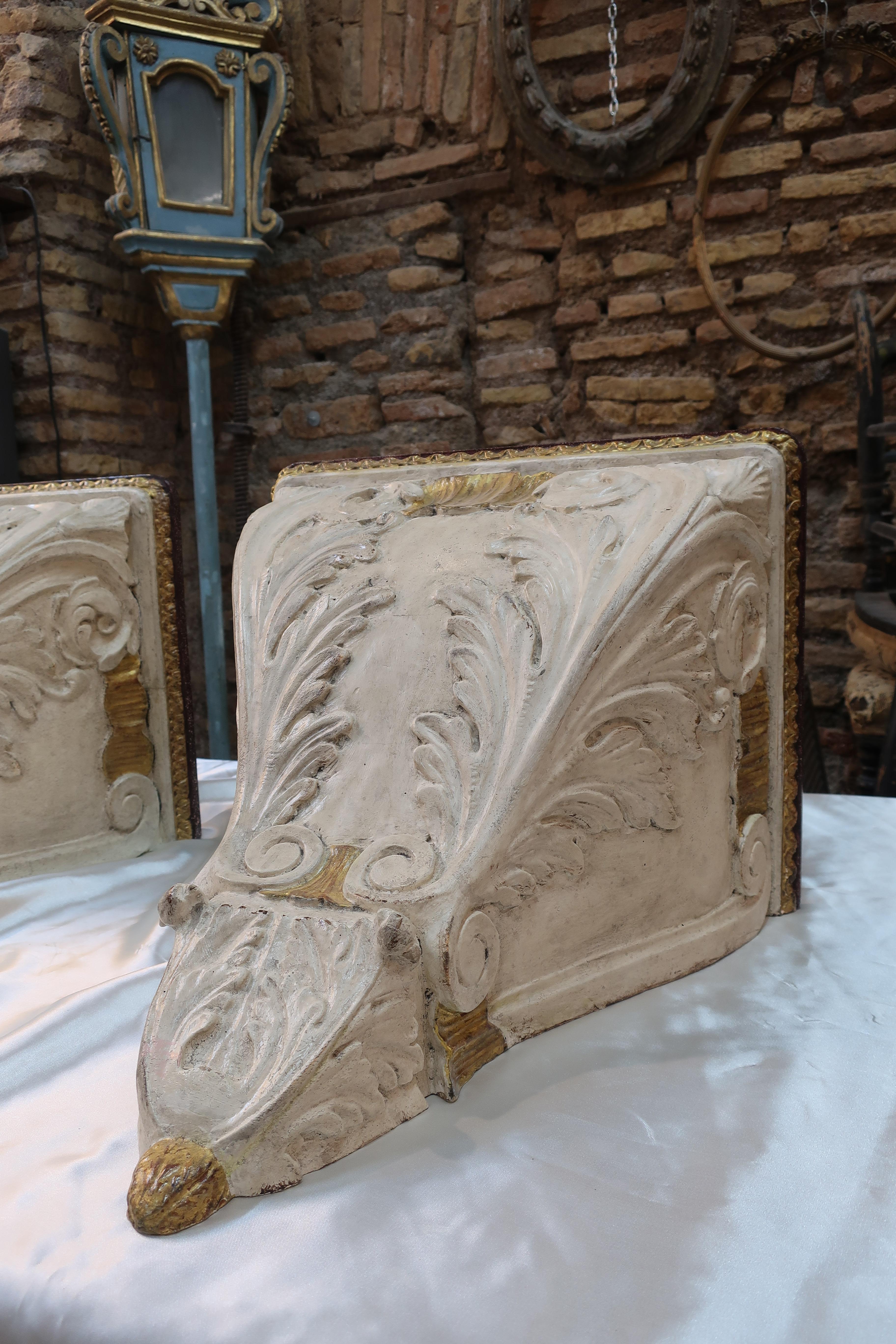 This pair of carved wooden shelves of the late 20th century is the work of Roman artisans from the past century.
They have been carved following the rich and lavish Baroque style, featuring intricate details of acanthus leaves and tapered shells,