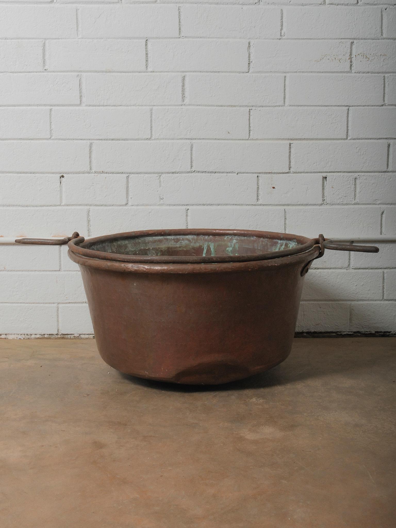 20th Century Large Hand-Forged Copper Pot with Extended Iron Handles en Bueno estado para la venta en High Point, NC