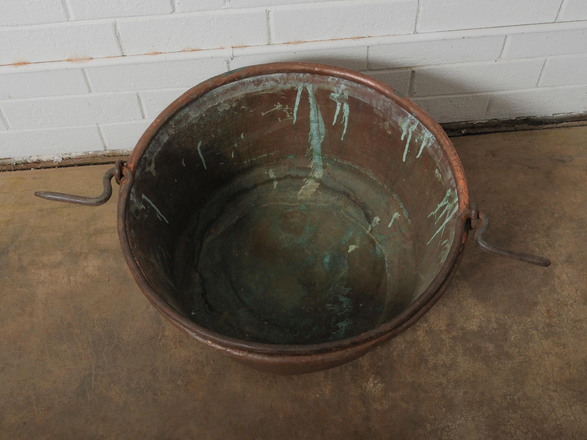 20th Century Large Hand-Forged Copper Pot with Extended Iron Handles siglo XX en venta