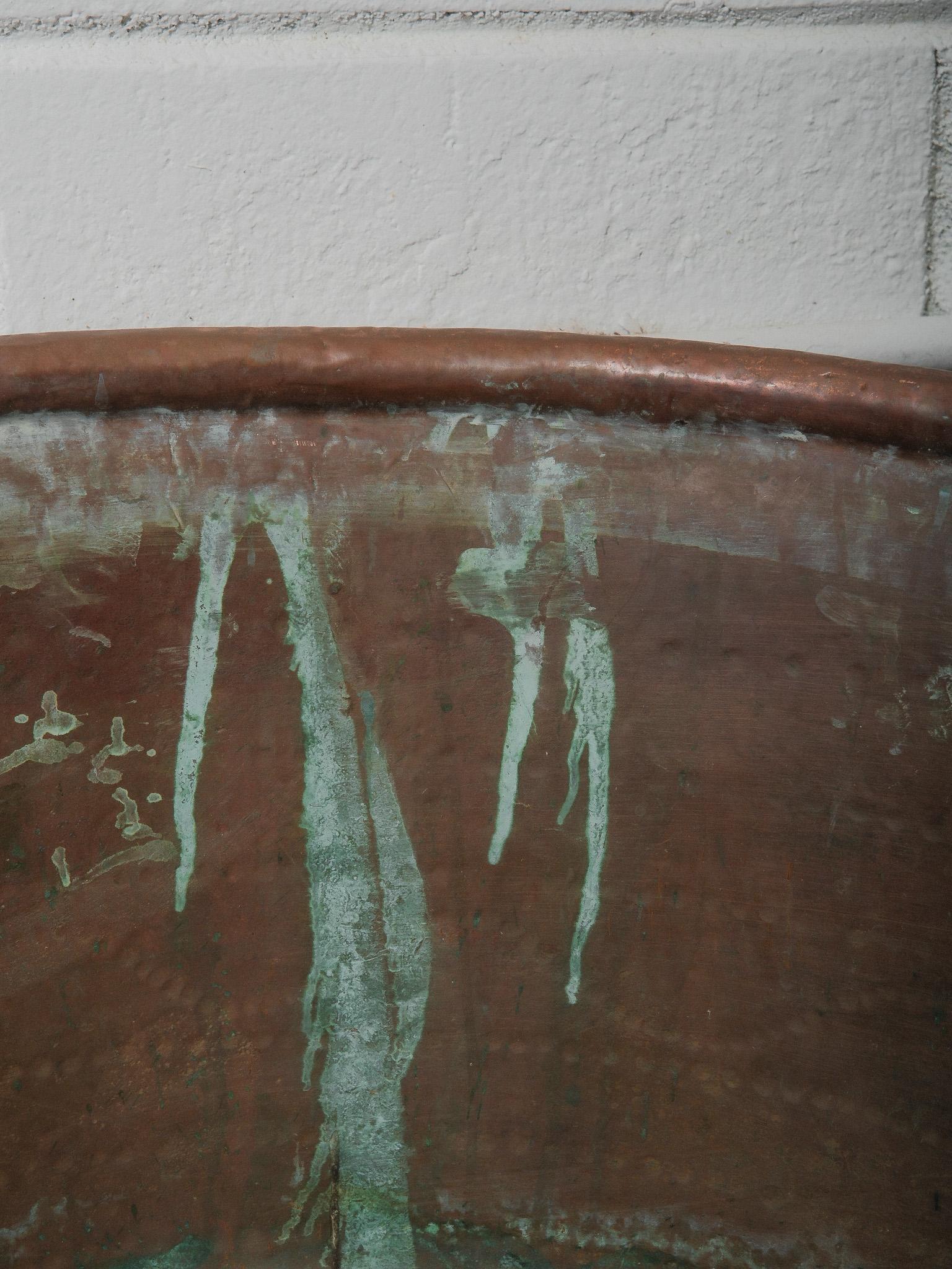 20th Century Large Hand-Forged Copper Pot with Extended Iron Handles Cobre en venta