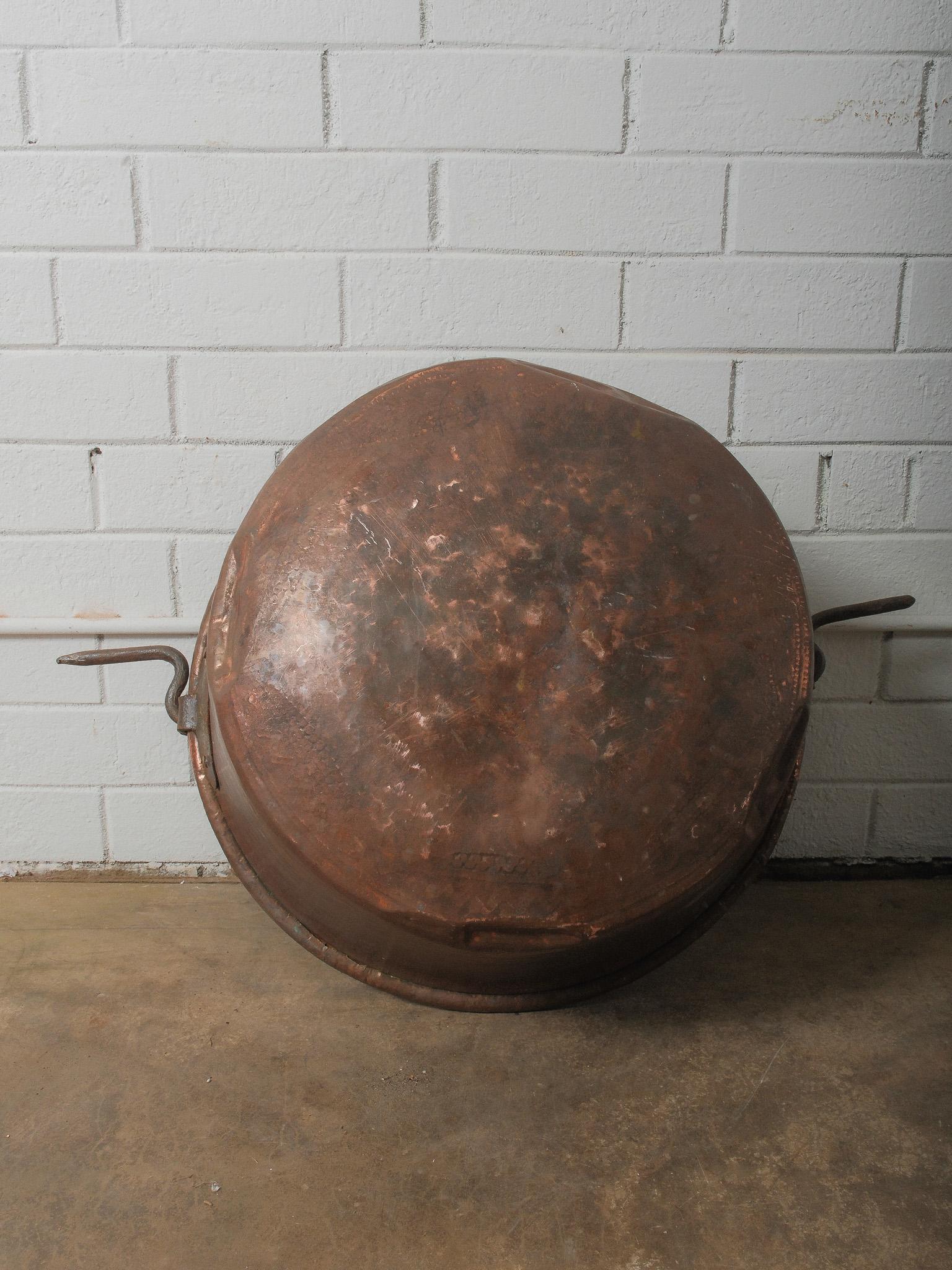 20th Century Large Hand-Forged Copper Pot with Extended Iron Handles en venta 2