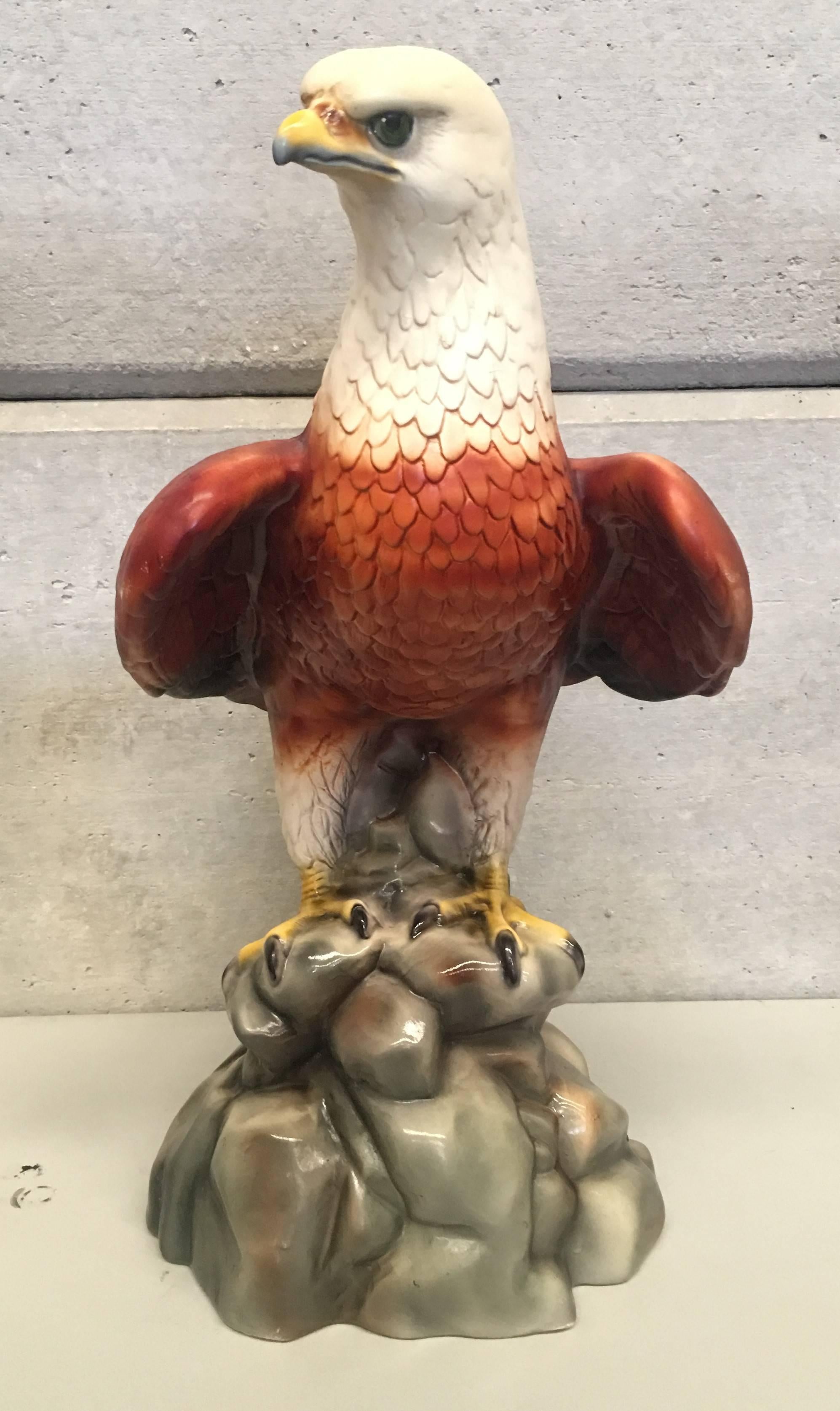 Großer italienischer glasierter Terrakotta-Adler des 20. (Europäisch) im Angebot