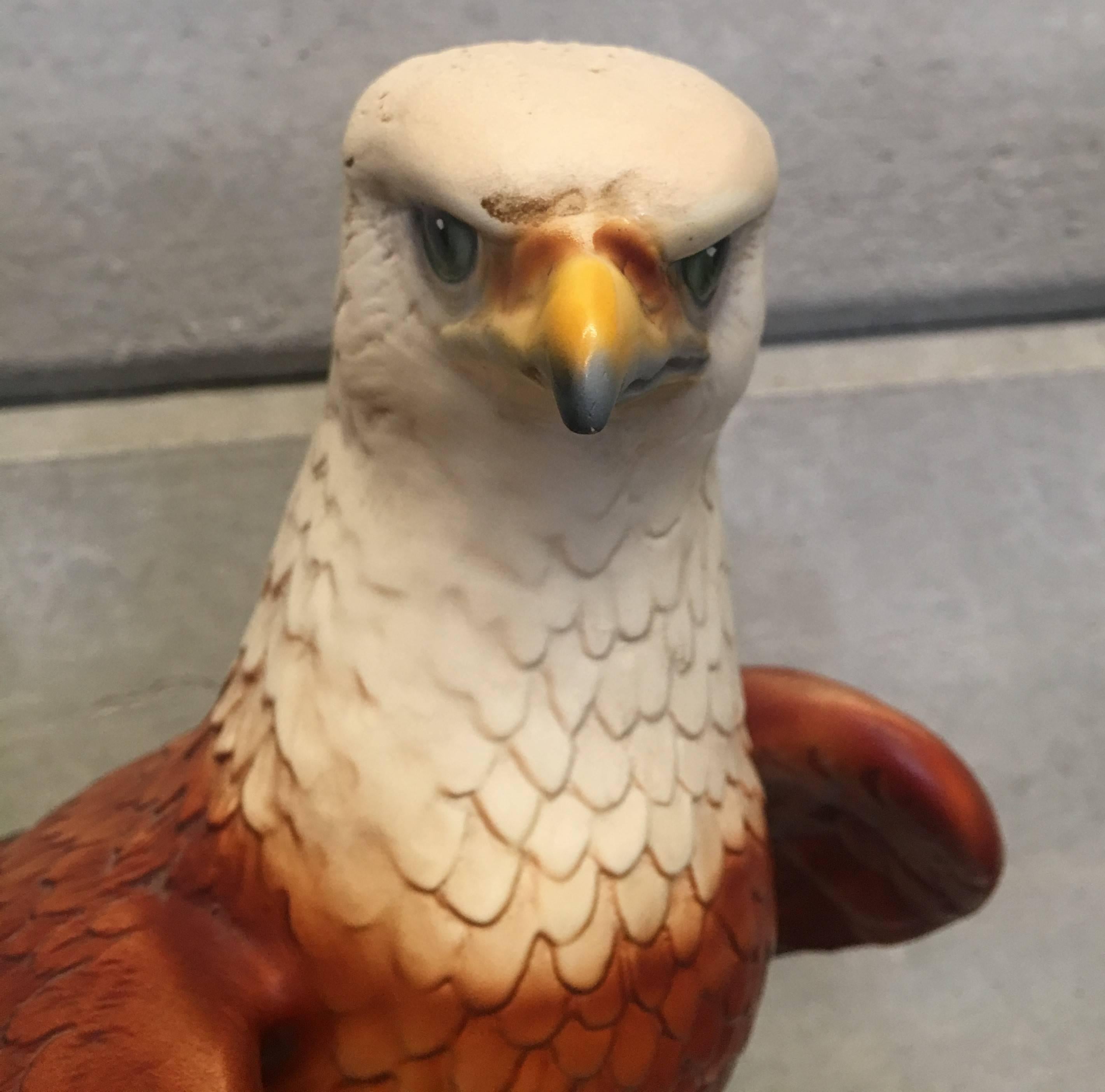 Großer italienischer glasierter Terrakotta-Adler des 20. im Angebot 1