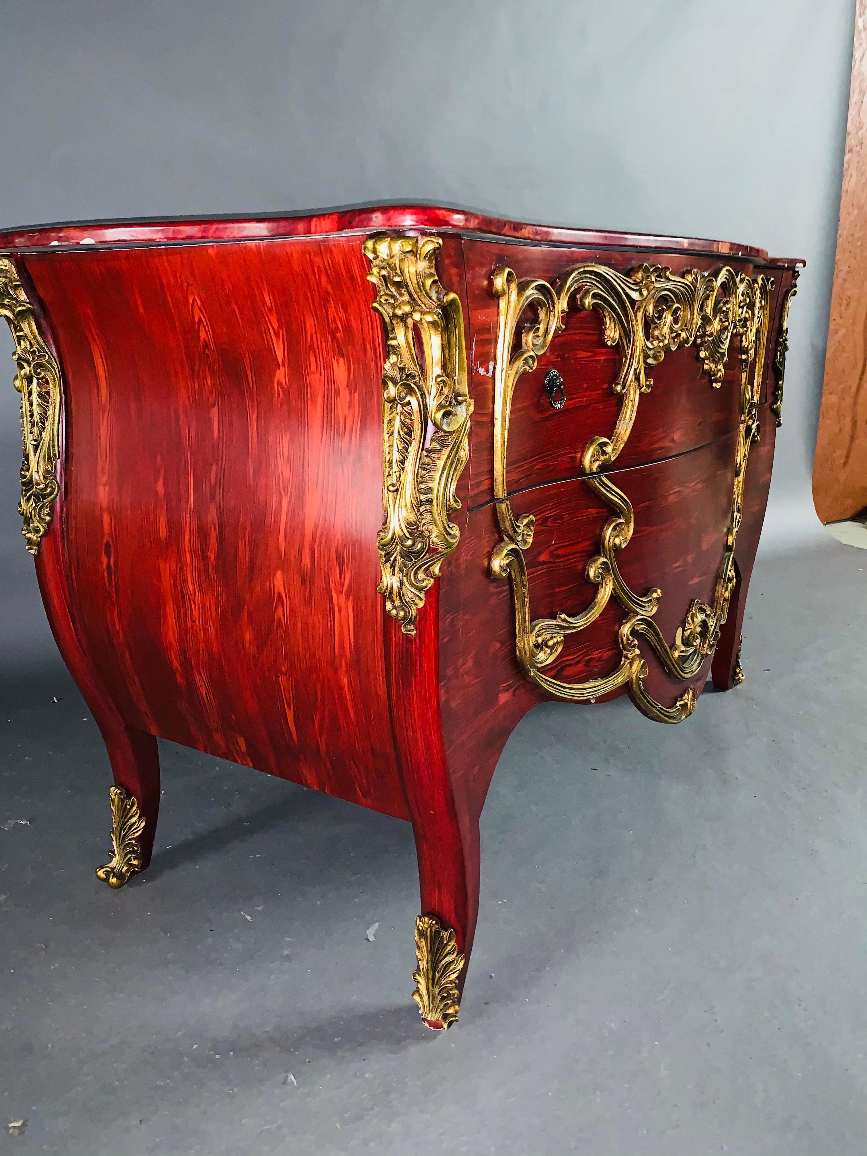 Grande commode rouge du 20ème siècle de style Louise Quinze avec ornementation en ormeau en vente 4