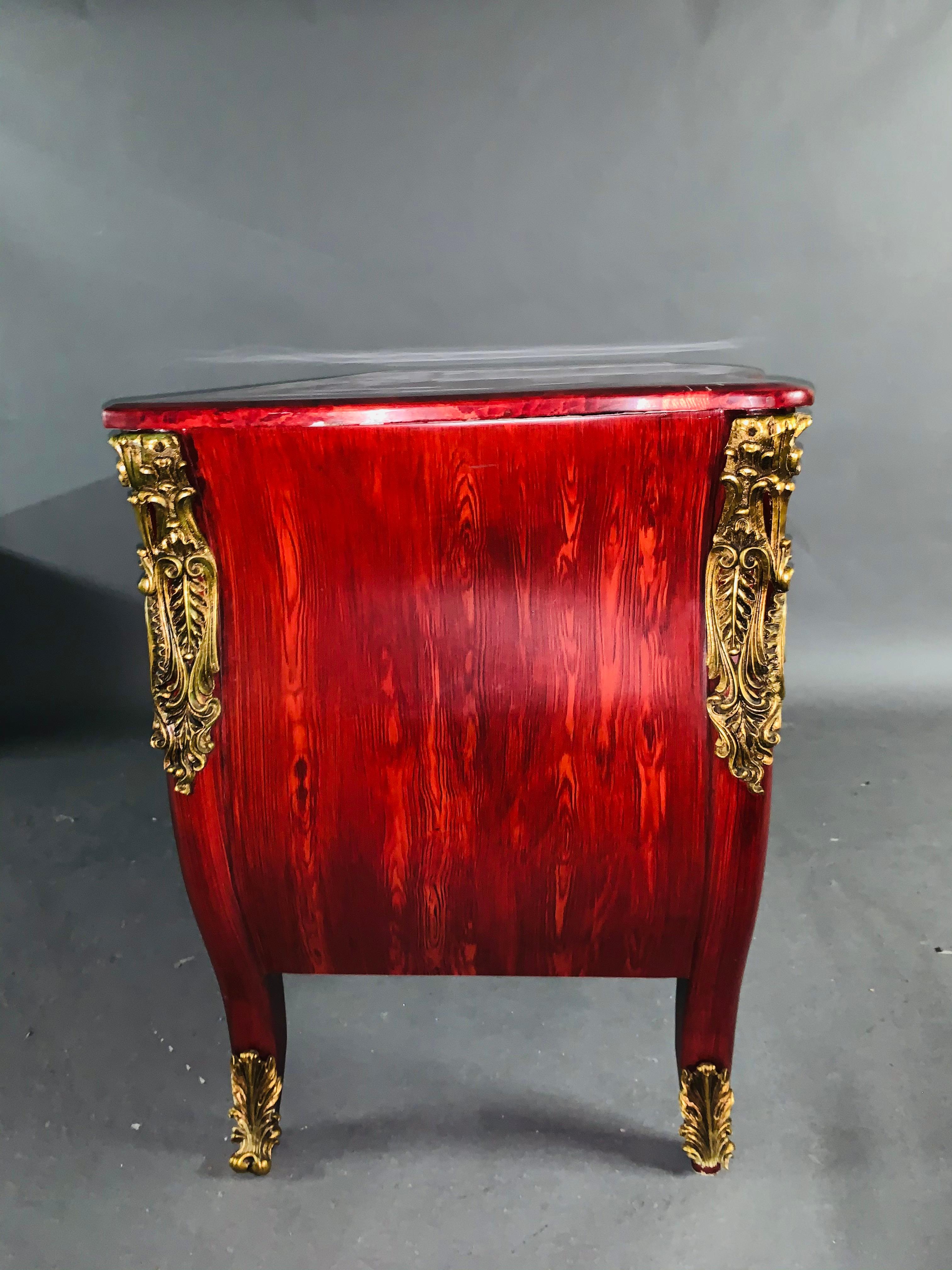 Grande commode rouge du 20ème siècle de style Louise Quinze avec ornementation en ormeau en vente 7