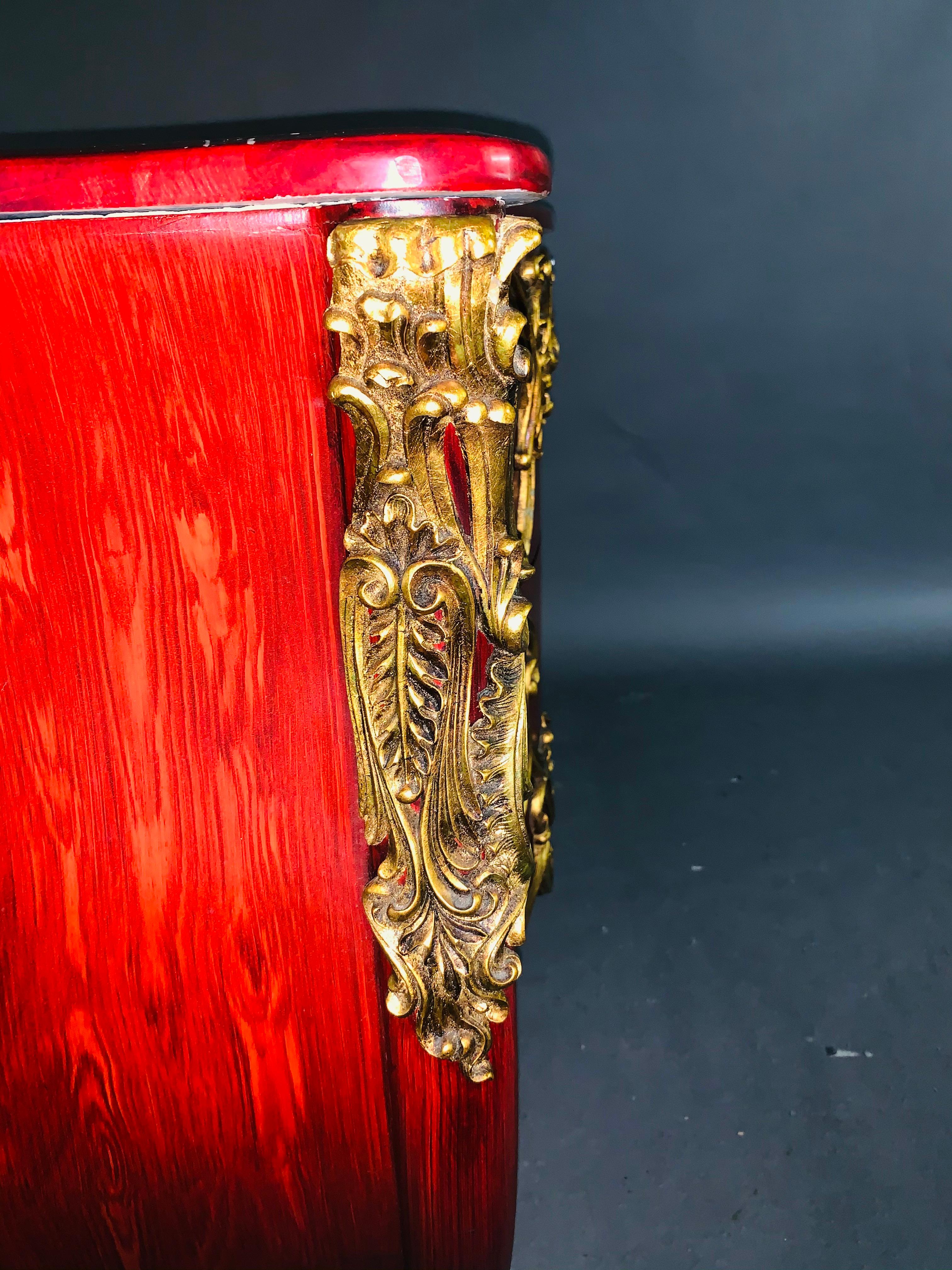 Grande commode rouge du 20ème siècle de style Louise Quinze avec ornementation en ormeau en vente 8