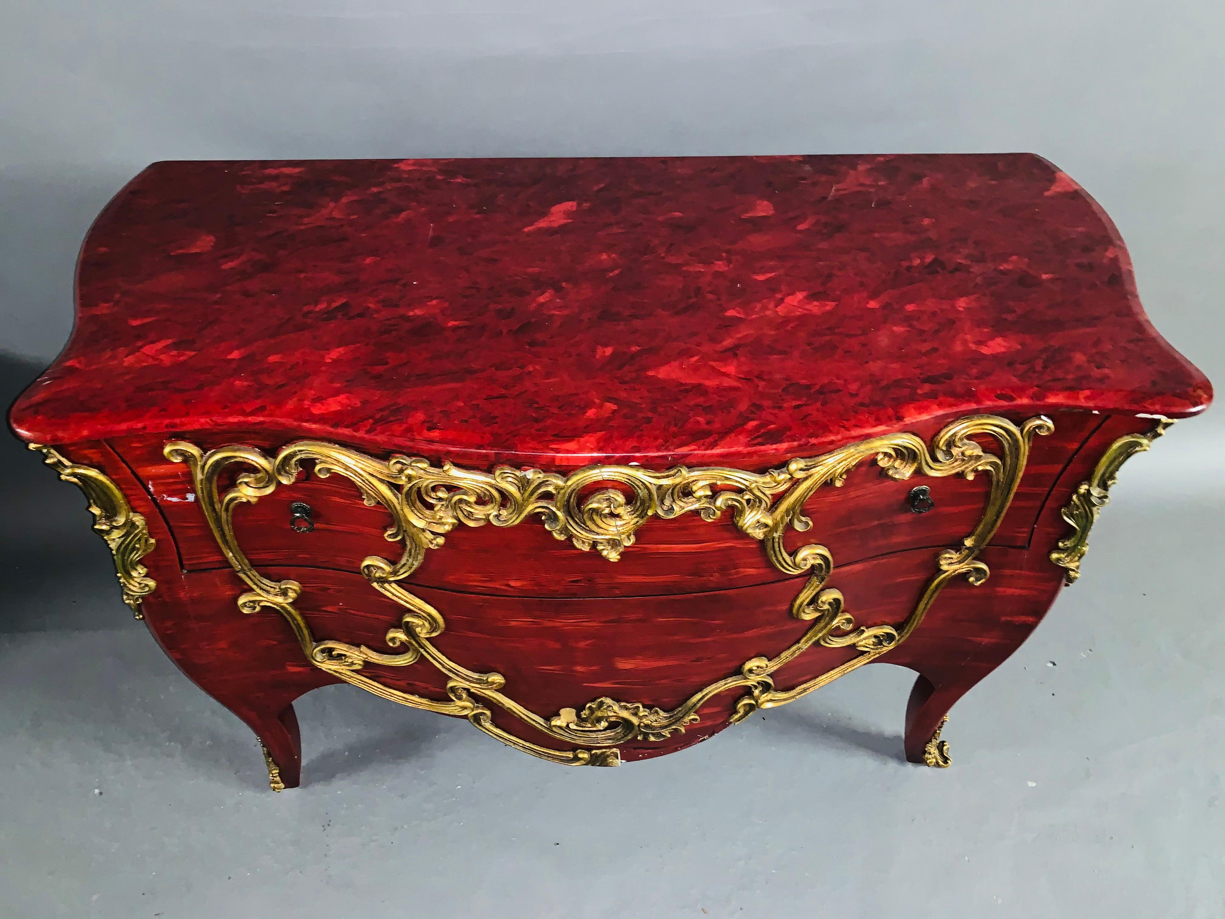 Große Kommode im Louise Quinze-Stil des 20. Jahrhunderts in Rot mit Ornamentik (Louis XV.) im Angebot