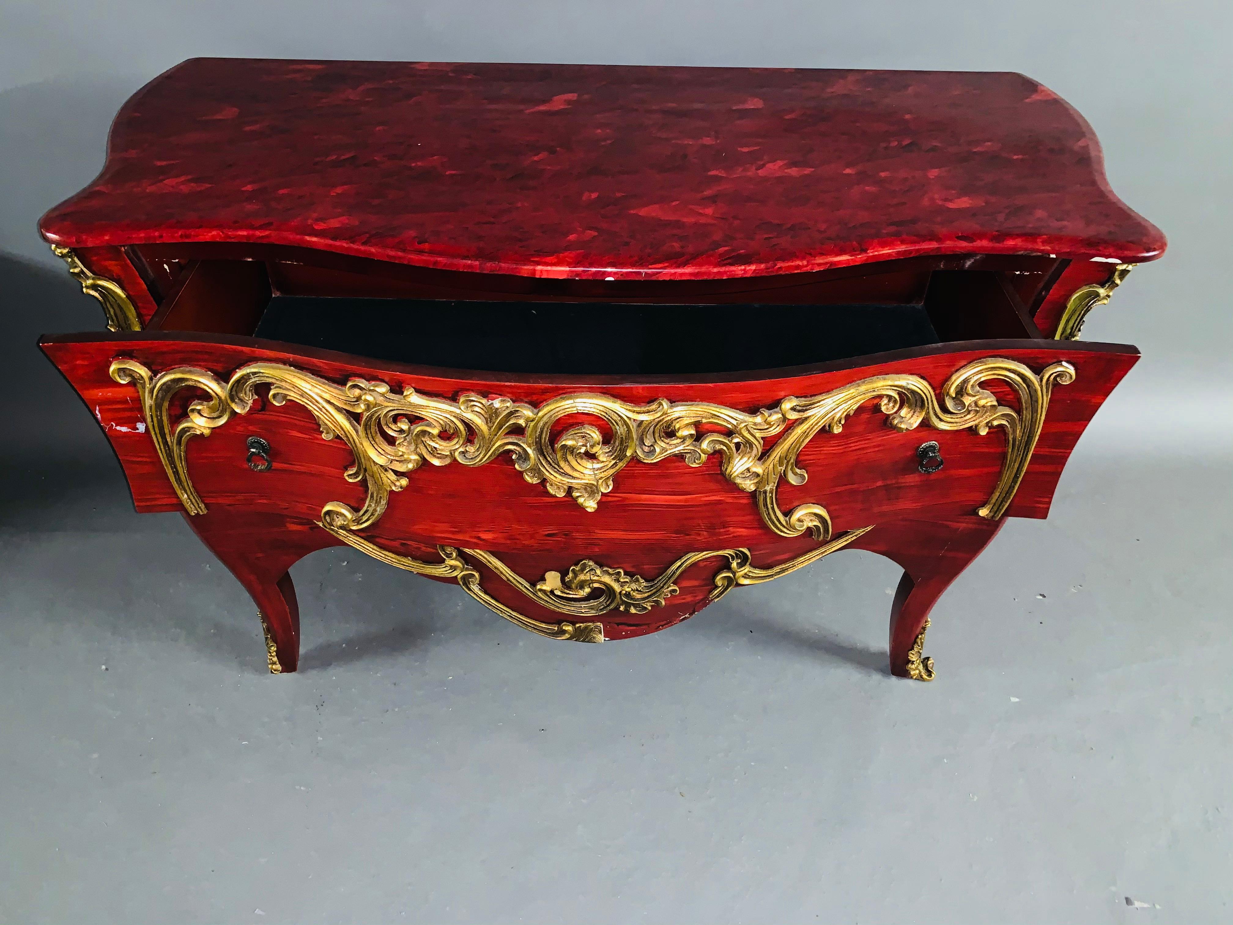 20th Century Large Louise Quinze Style Commode in Red with Ornamentik In Good Condition For Sale In Berlin, DE