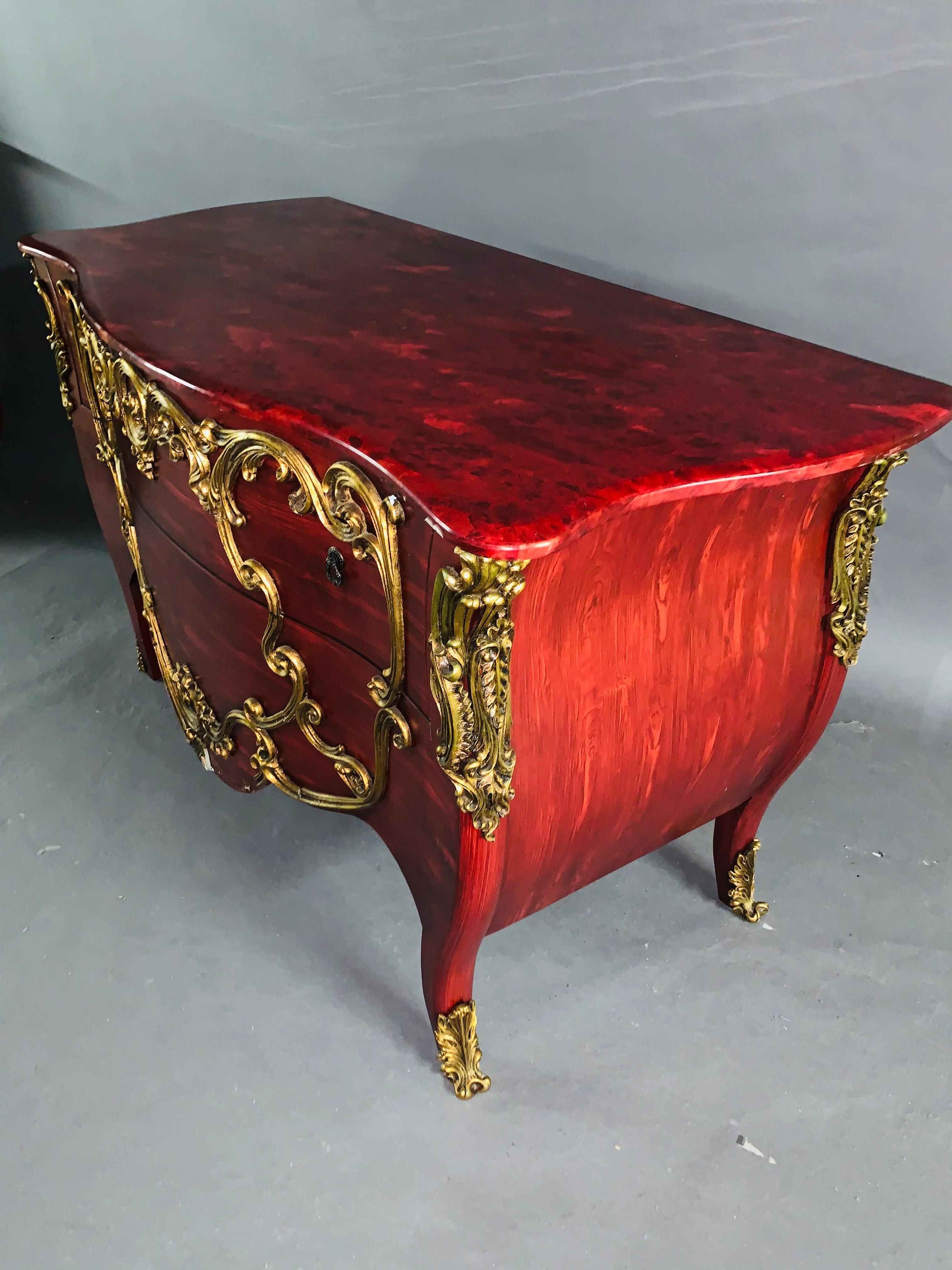 Bois Grande commode rouge du 20ème siècle de style Louise Quinze avec ornementation en ormeau en vente