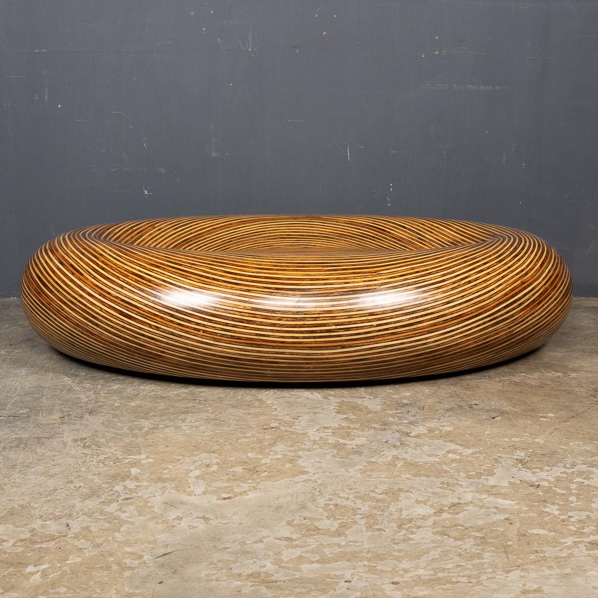 Fibre de verre Grande table moulée du 20ème siècle avec effet de bois superposé, vers 1970 en vente