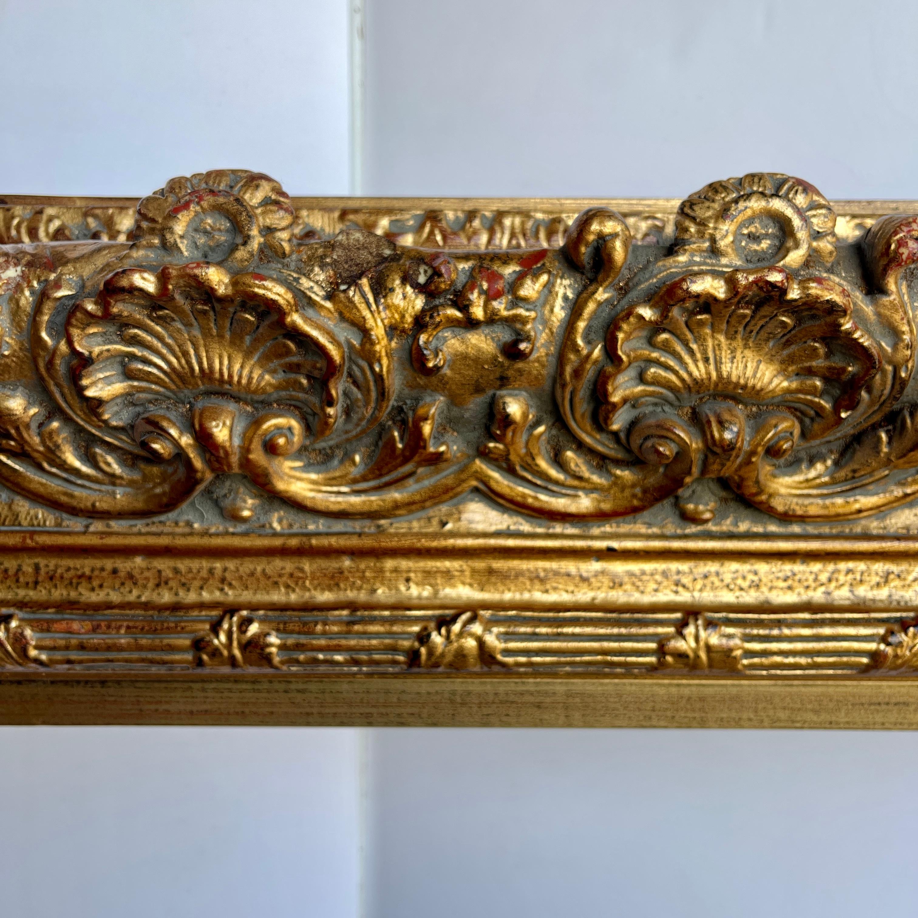 Grand cadre en bois doré sculpté et orné du 20ème siècle, style rococo français  en vente 2