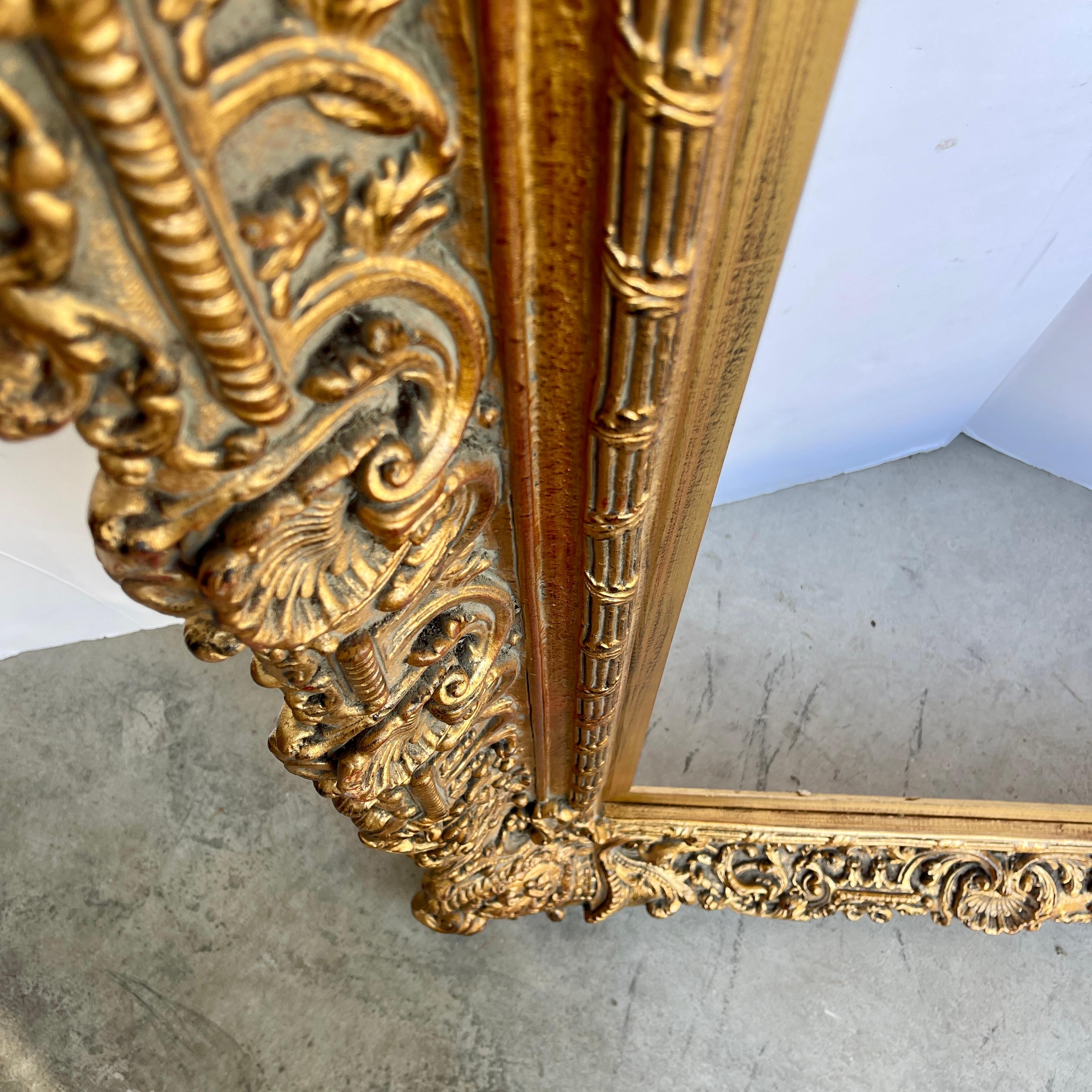 Grand cadre en bois doré sculpté et orné du 20ème siècle, style rococo français  en vente 5