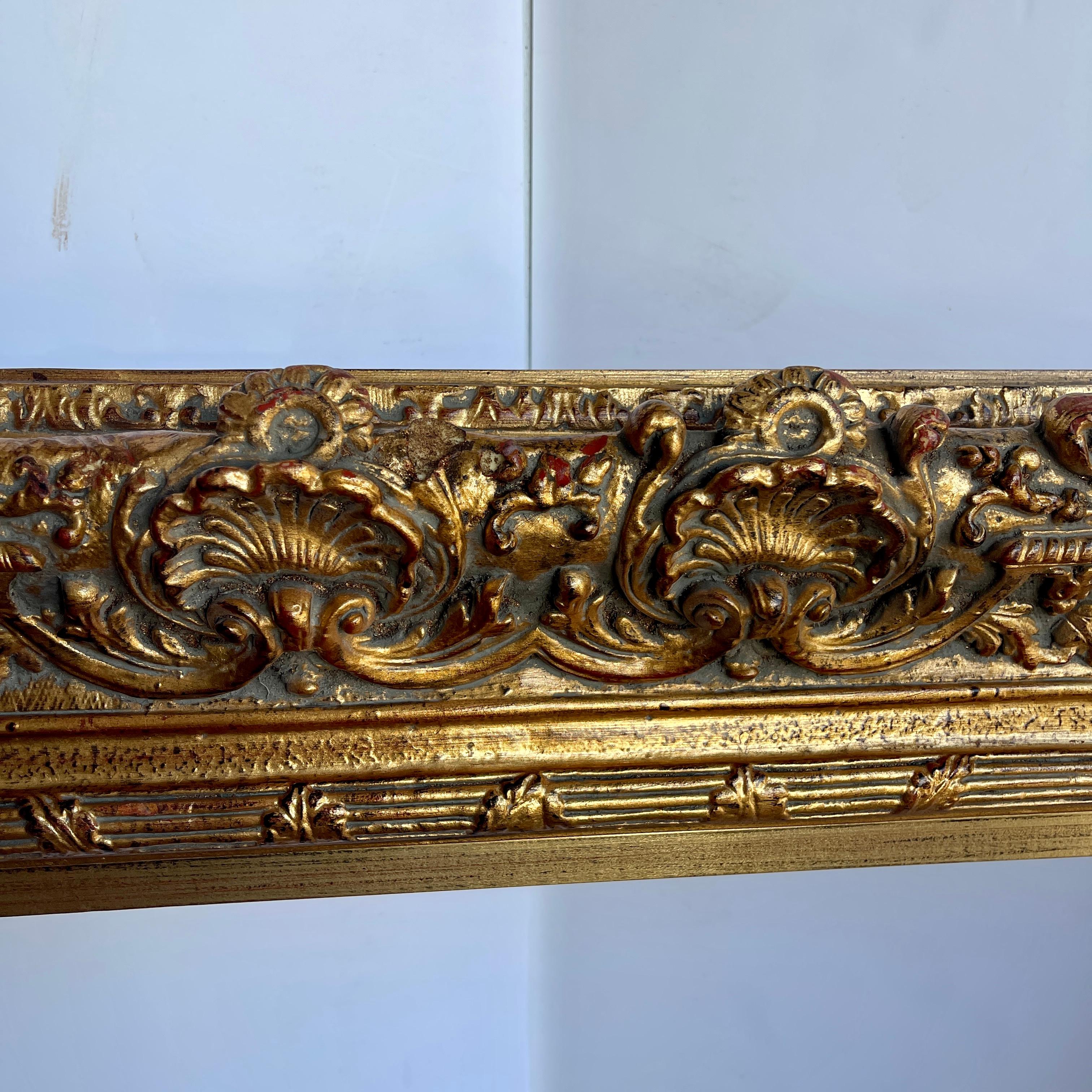 Grand cadre en bois doré sculpté et orné du 20ème siècle, style rococo français  en vente 8