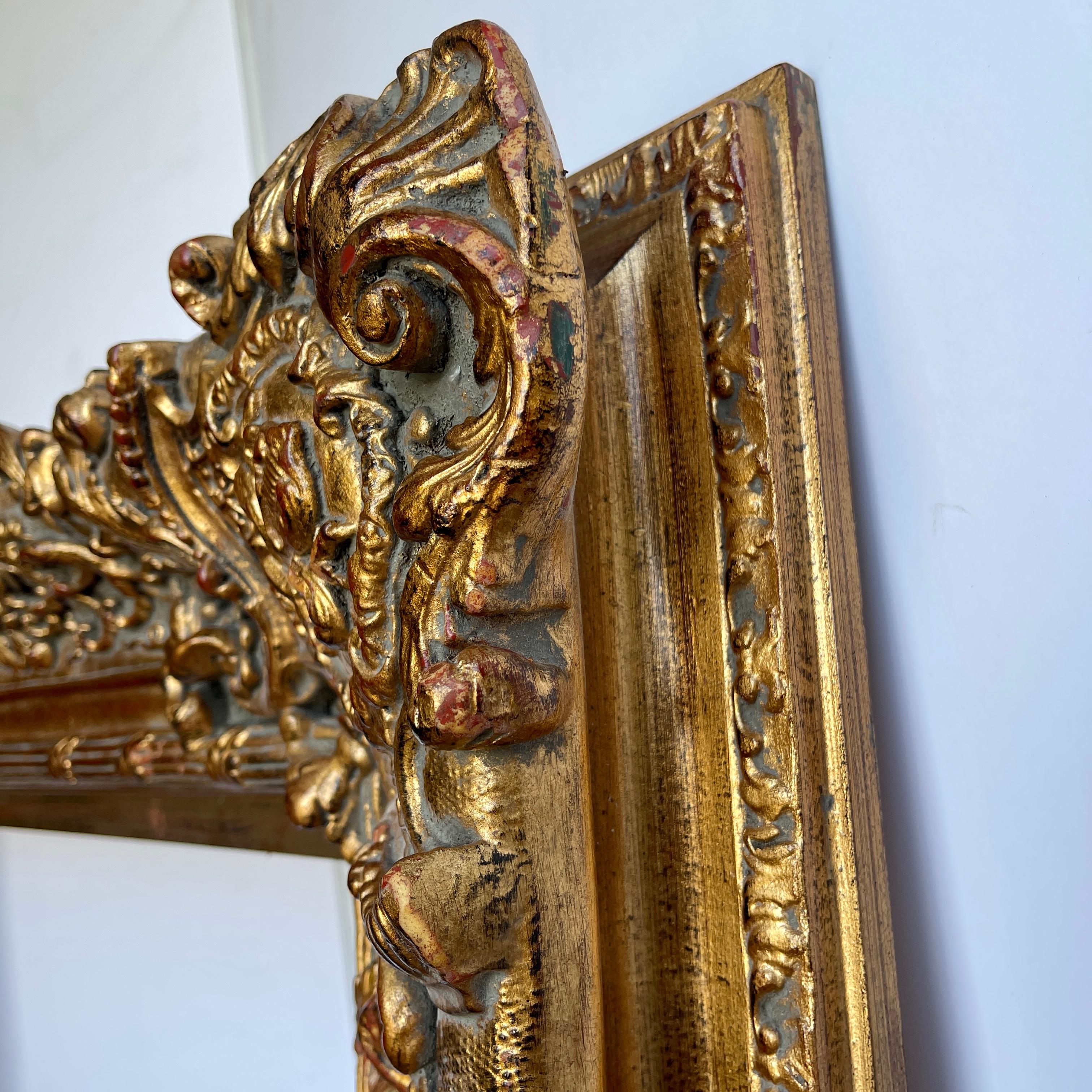 Gesso Grand cadre en bois doré sculpté et orné du 20ème siècle, style rococo français  en vente