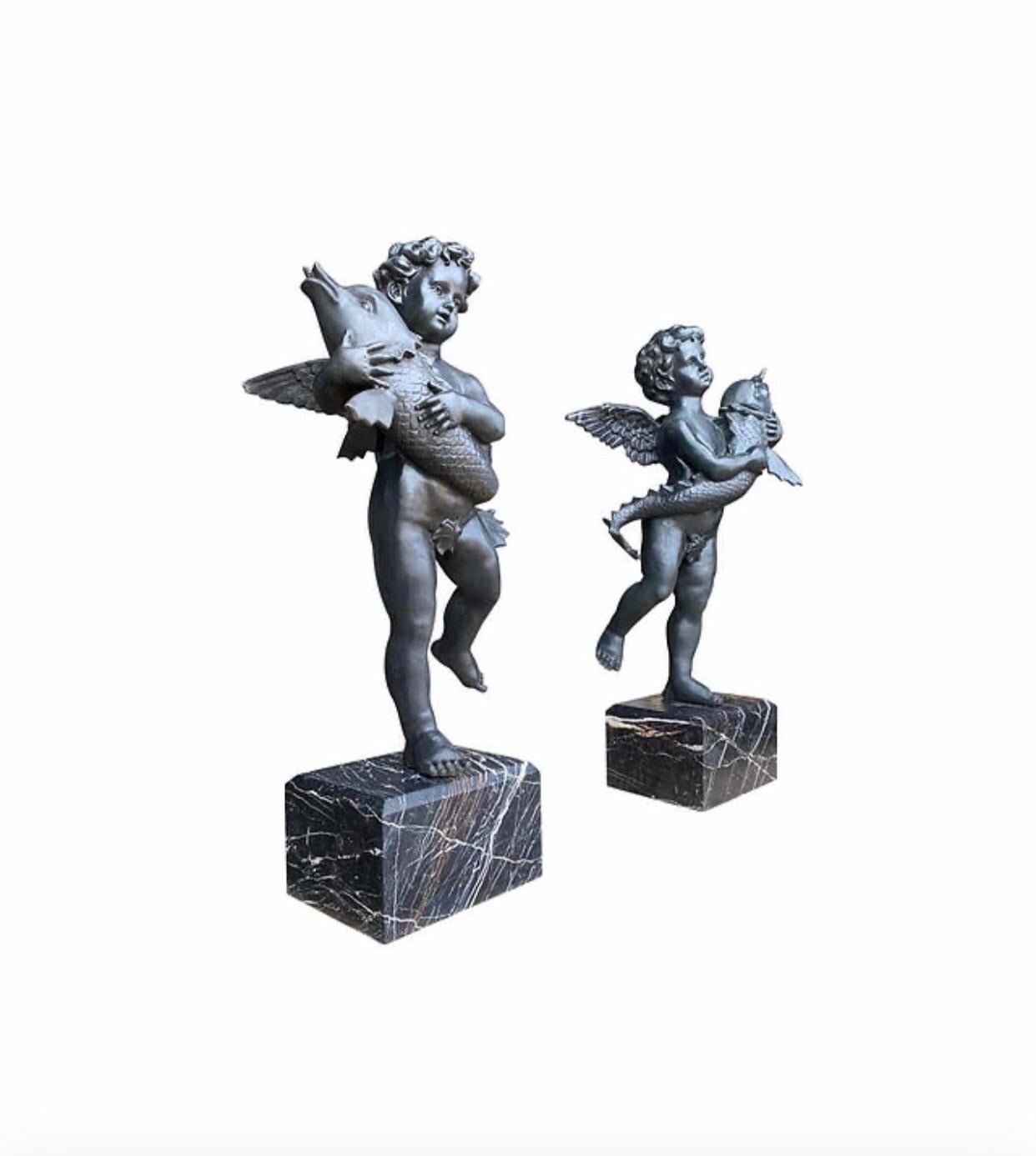 20e siècle Grande paire de fontaines en bronze avec chérubins et poissons Excellent état - En vente à Southall, GB