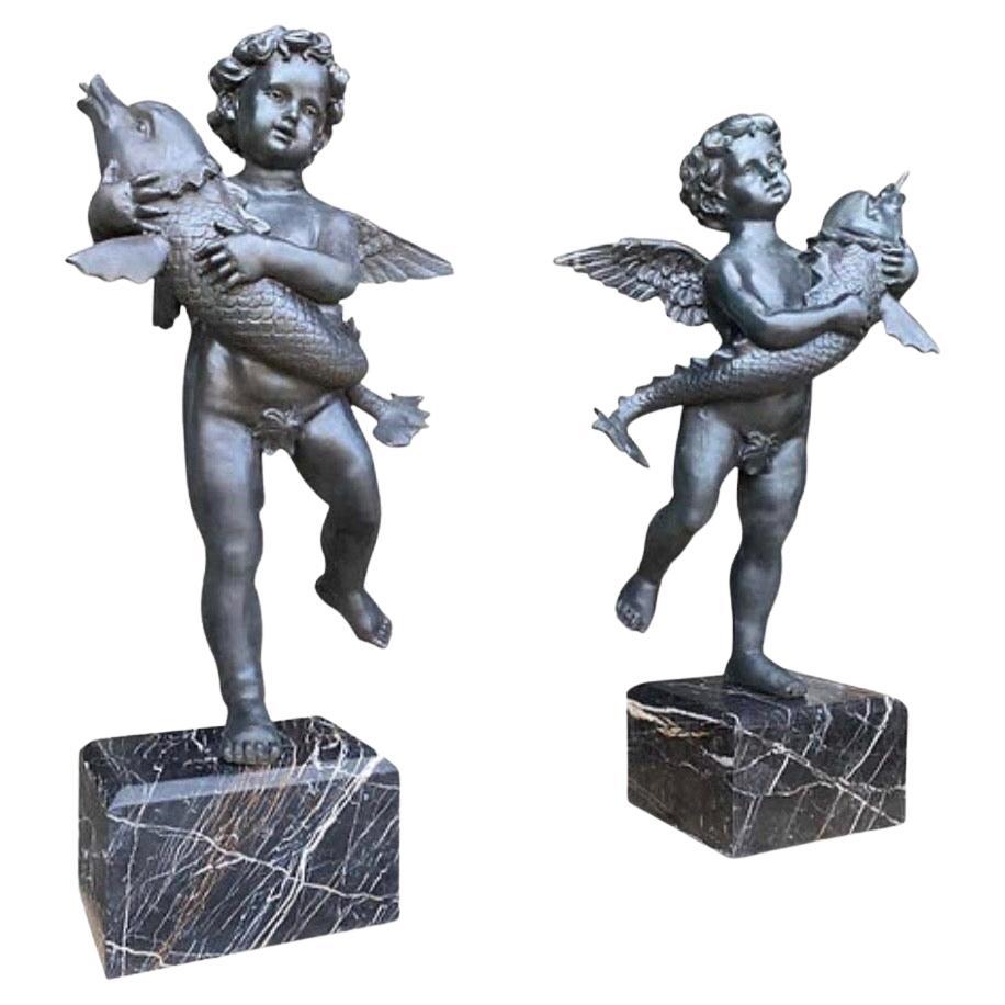 Siglo XX Gran pareja de fuentes de bronce con querubines y peces Vaciado en venta