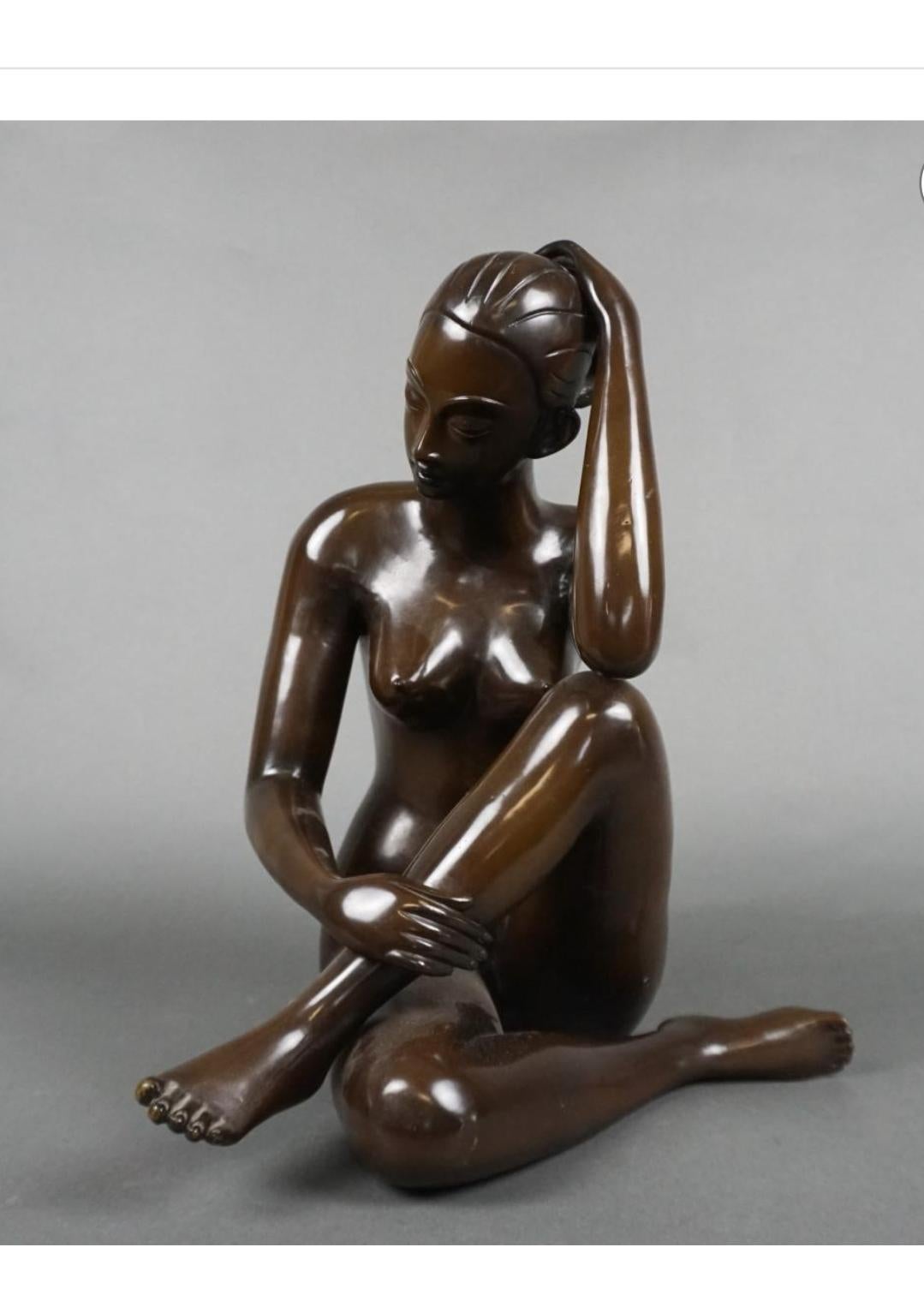  Grande sculpture en bronze patiné du 20e siècle représentant une femme nue assise.
Excellente qualité. Mesure 12