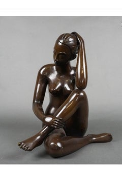Grande sculpture en bronze patiné du 20e siècle représentant une femme nue assise, signée