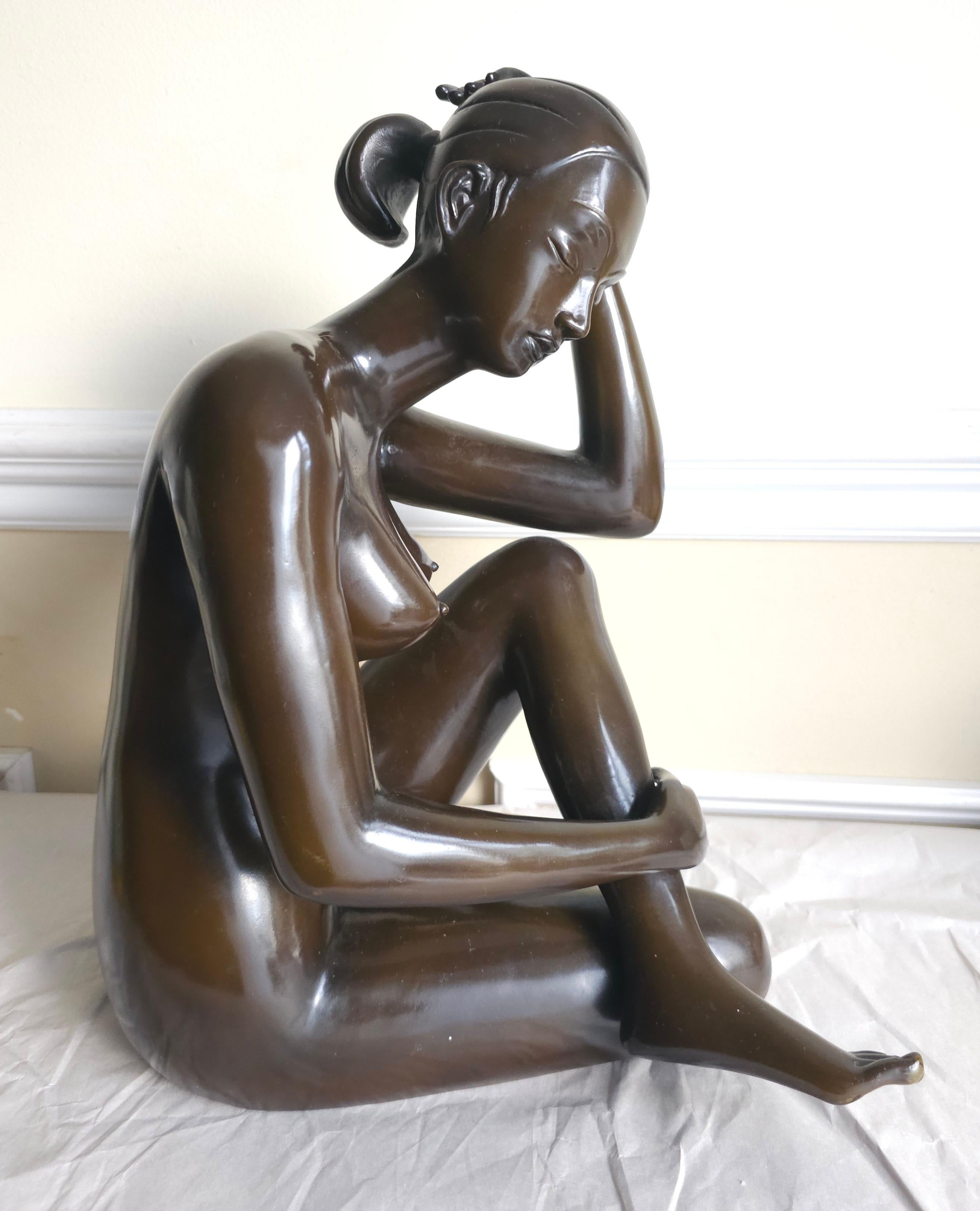Gréco-romain  Grande sculpture en bronze patiné du 20e siècle représentant une femme nue assise, signée en vente