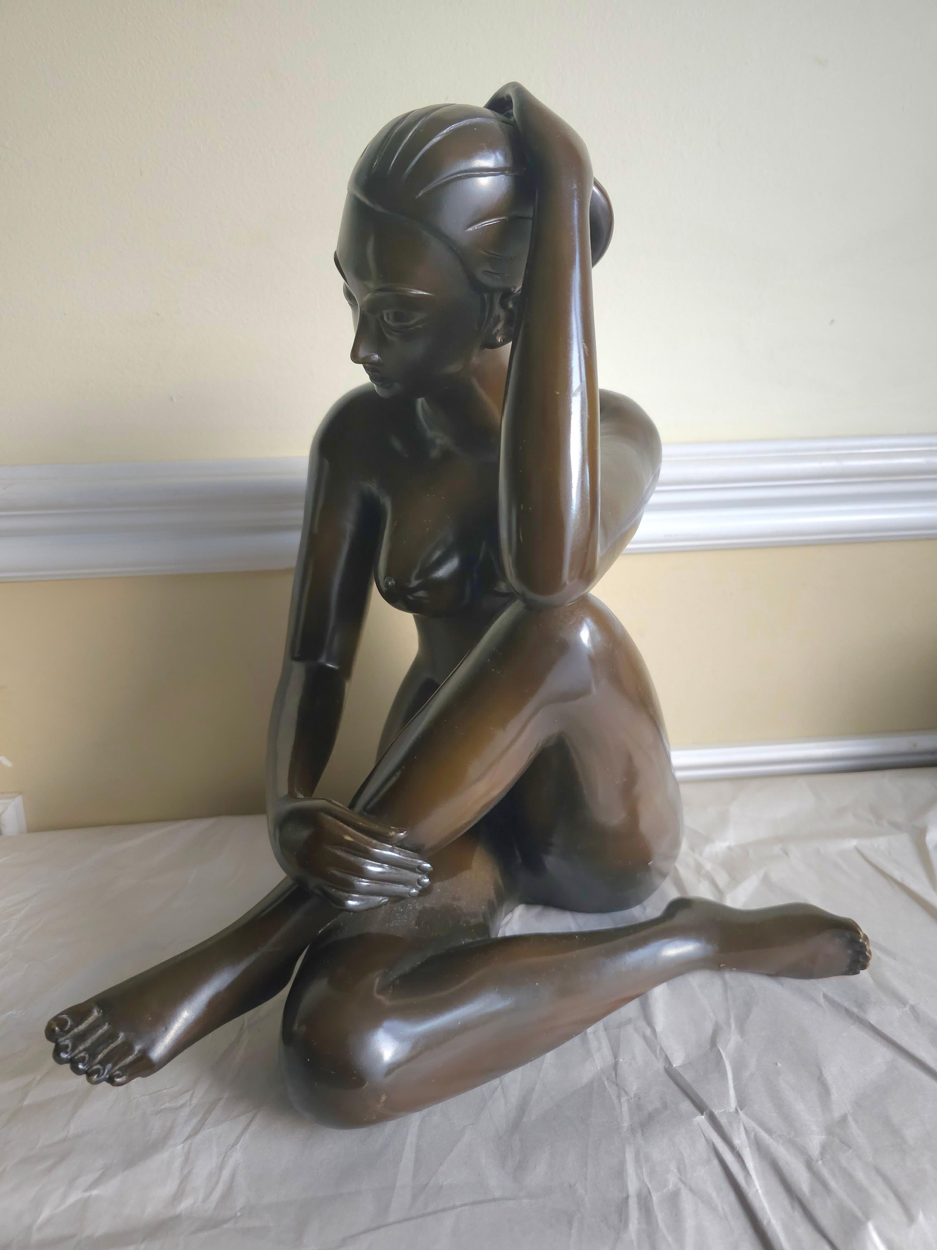 Ferronnerie  Grande sculpture en bronze patiné du 20e siècle représentant une femme nue assise, signée en vente