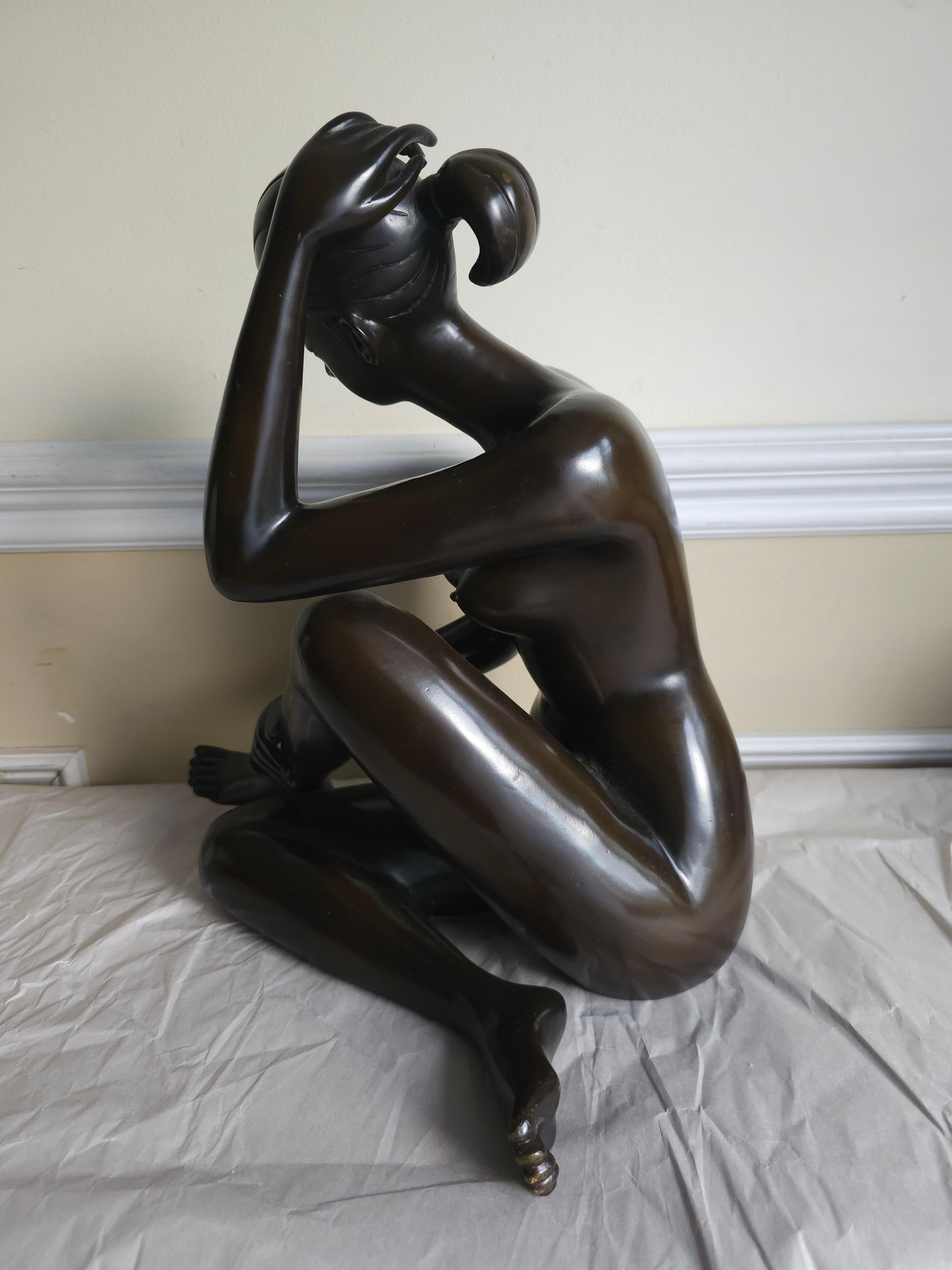 20ième siècle  Grande sculpture en bronze patiné du 20e siècle représentant une femme nue assise, signée en vente