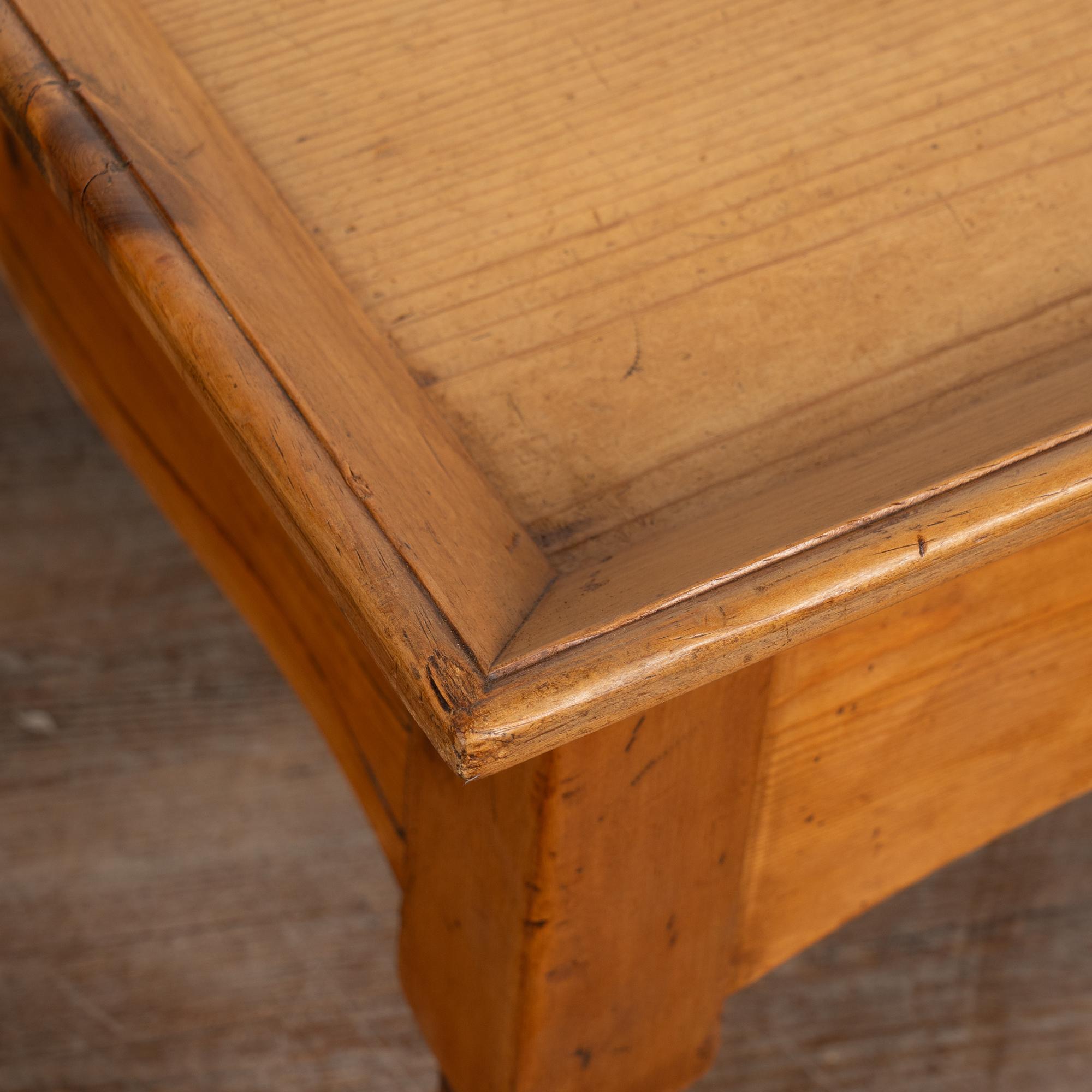 20th Century Large Pine Coffee Table with Two Drawers For Sale 2