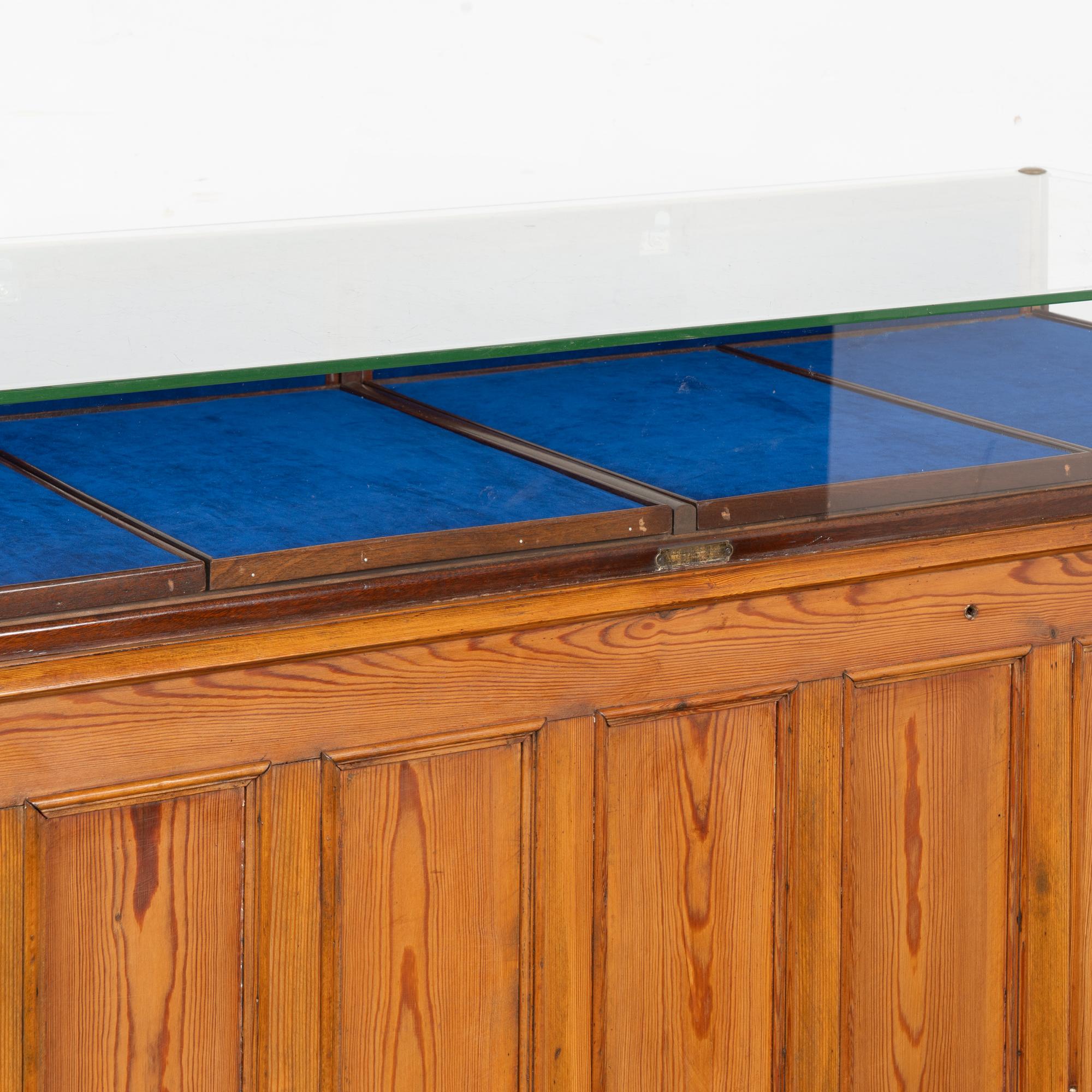 20. Jahrhundert große Kiefer & Glas Vitrine Schmuckkasten mit abnehmbaren Tablett im Angebot 6