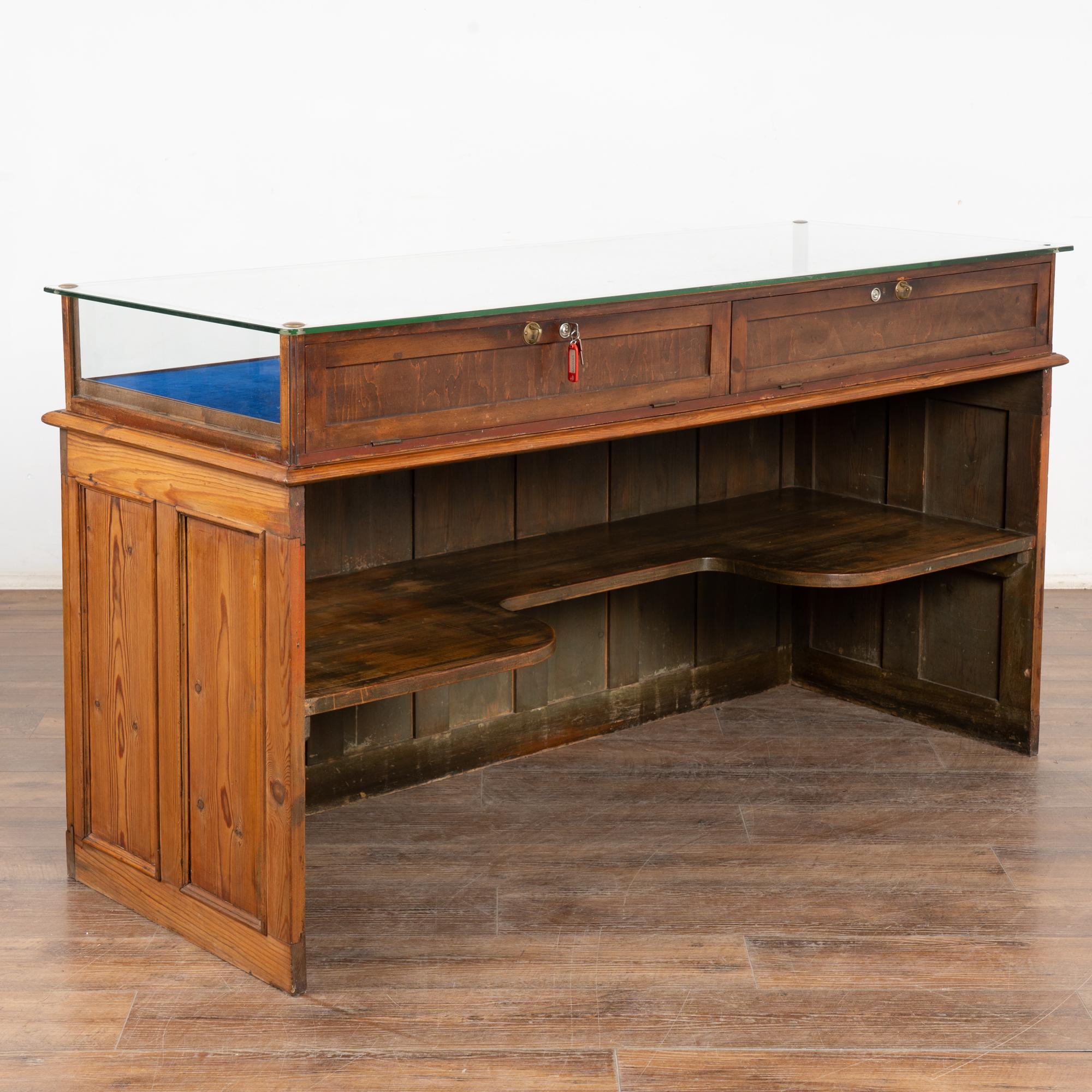20. Jahrhundert große Kiefer & Glas Vitrine Schmuckkasten mit abnehmbaren Tablett im Angebot 10