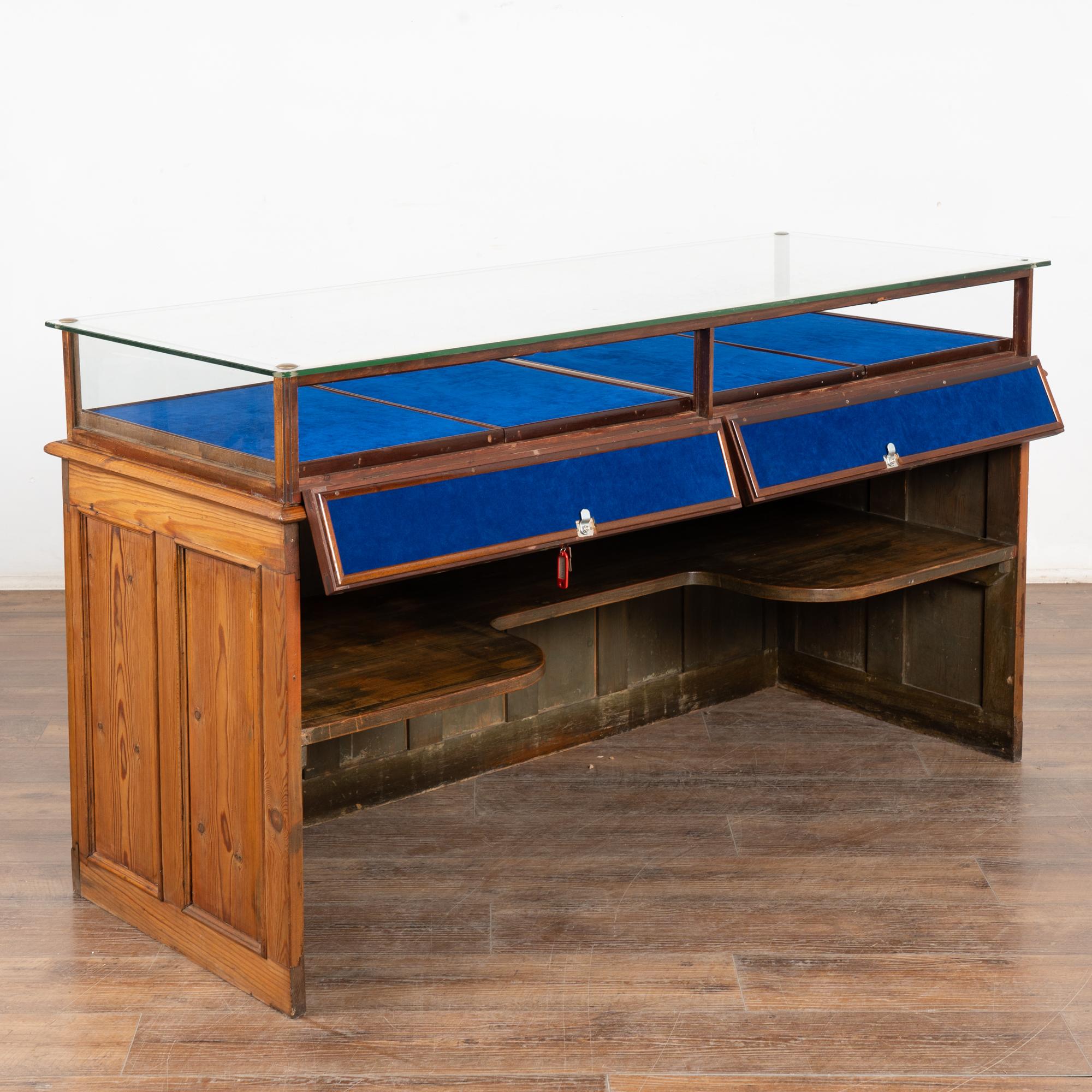 20. Jahrhundert große Kiefer & Glas Vitrine Schmuckkasten mit abnehmbaren Tablett (Dänisch) im Angebot