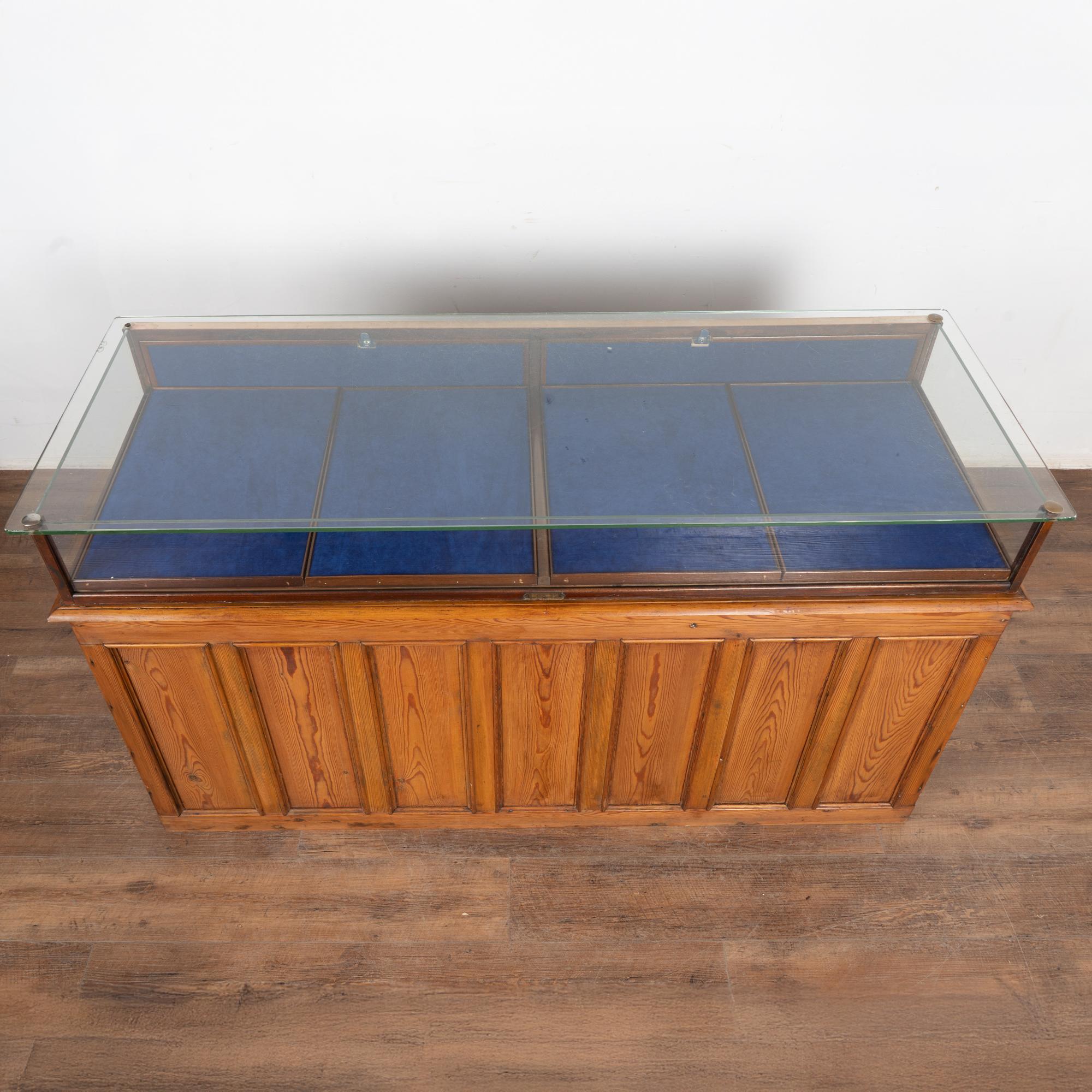 20. Jahrhundert große Kiefer & Glas Vitrine Schmuckkasten mit abnehmbaren Tablett im Angebot 1