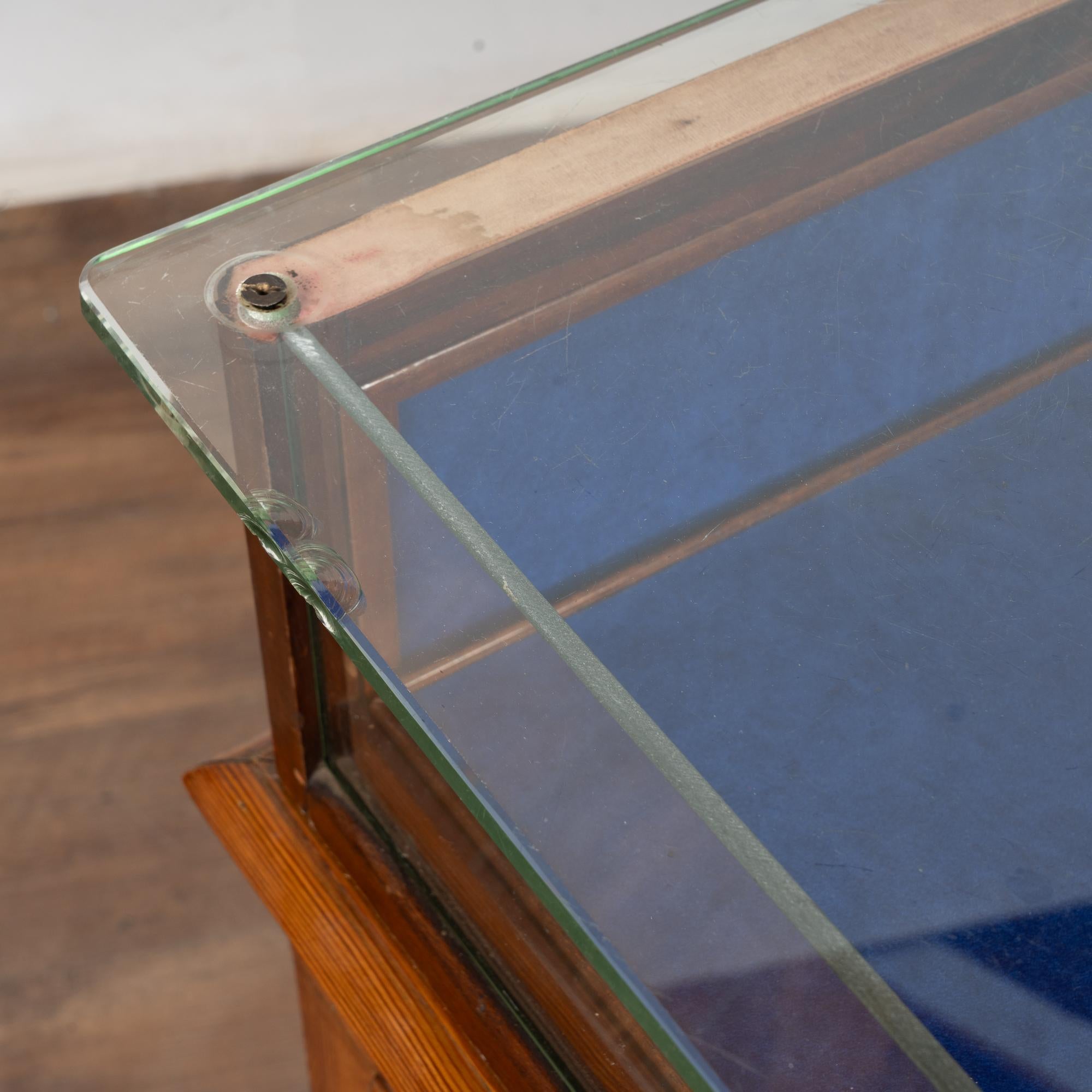 20. Jahrhundert große Kiefer & Glas Vitrine Schmuckkasten mit abnehmbaren Tablett im Angebot 3