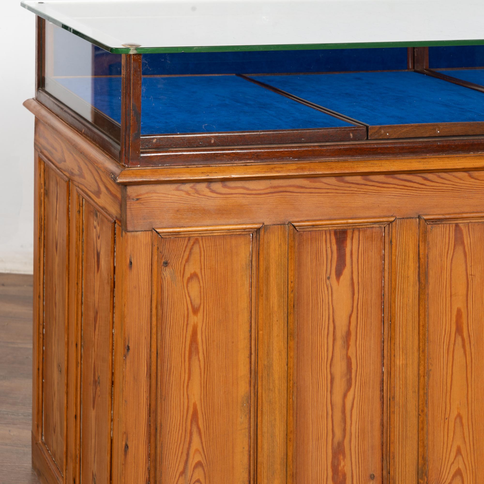 20. Jahrhundert große Kiefer & Glas Vitrine Schmuckkasten mit abnehmbaren Tablett im Angebot 5