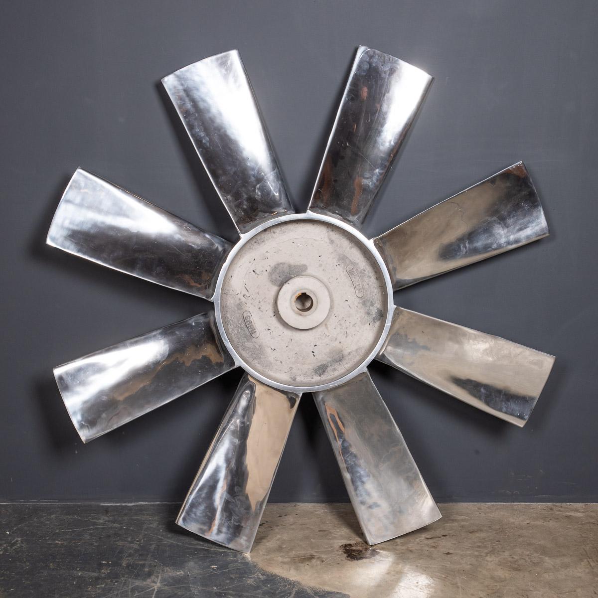 Lucidato Lama di ventilatore di aspirazione lucidata di grandi dimensioni del XX secolo, 1950 ca. in vendita