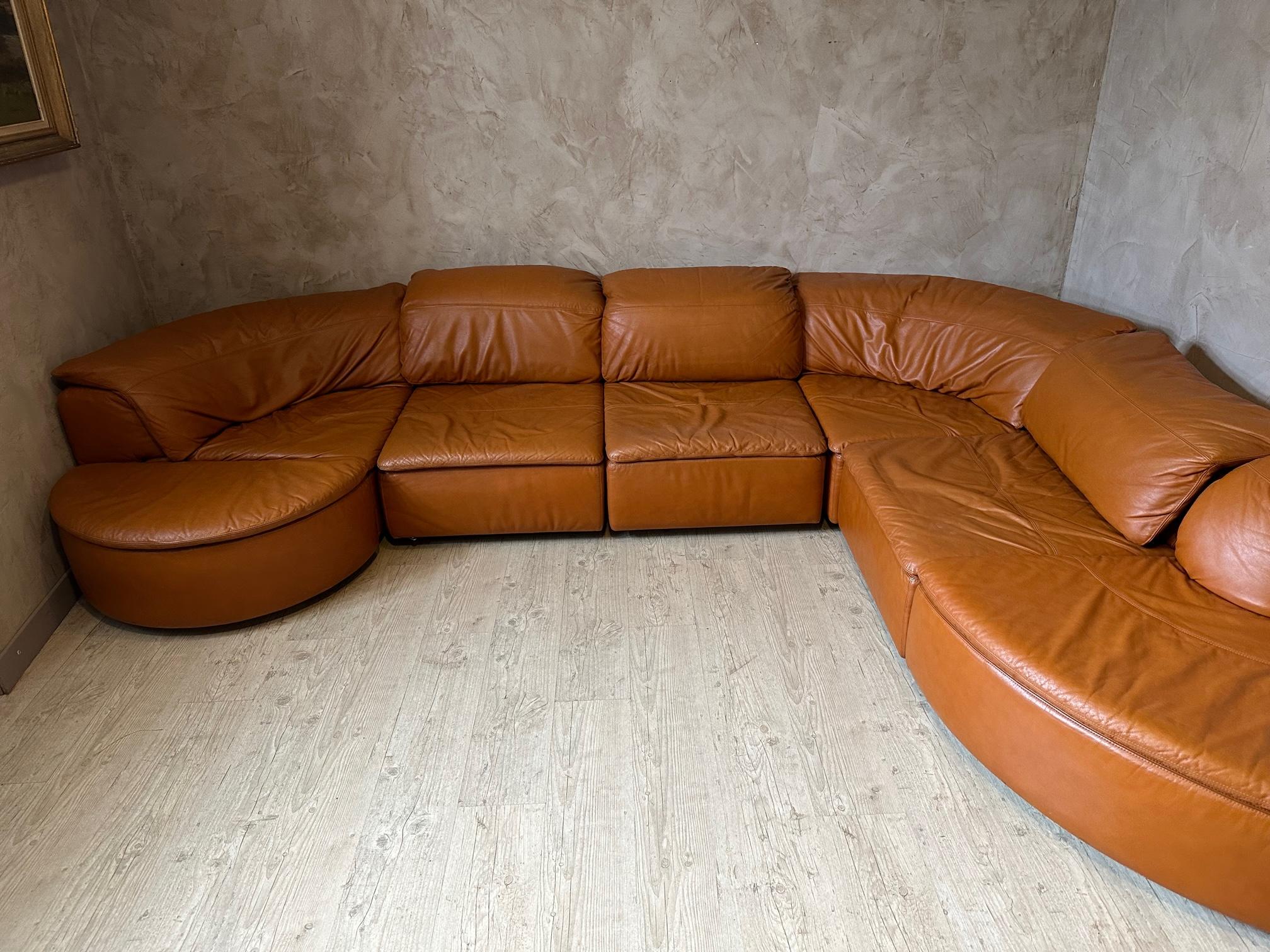 Magnificent camel leather sofa from the 70s designed by Laauser (German brand).
Fully modular, composed of 7 elements. Rounded shape, very elegant.
Three straight and 4 rounded elements.
To compose at your convenience. In good condition.
Unique and