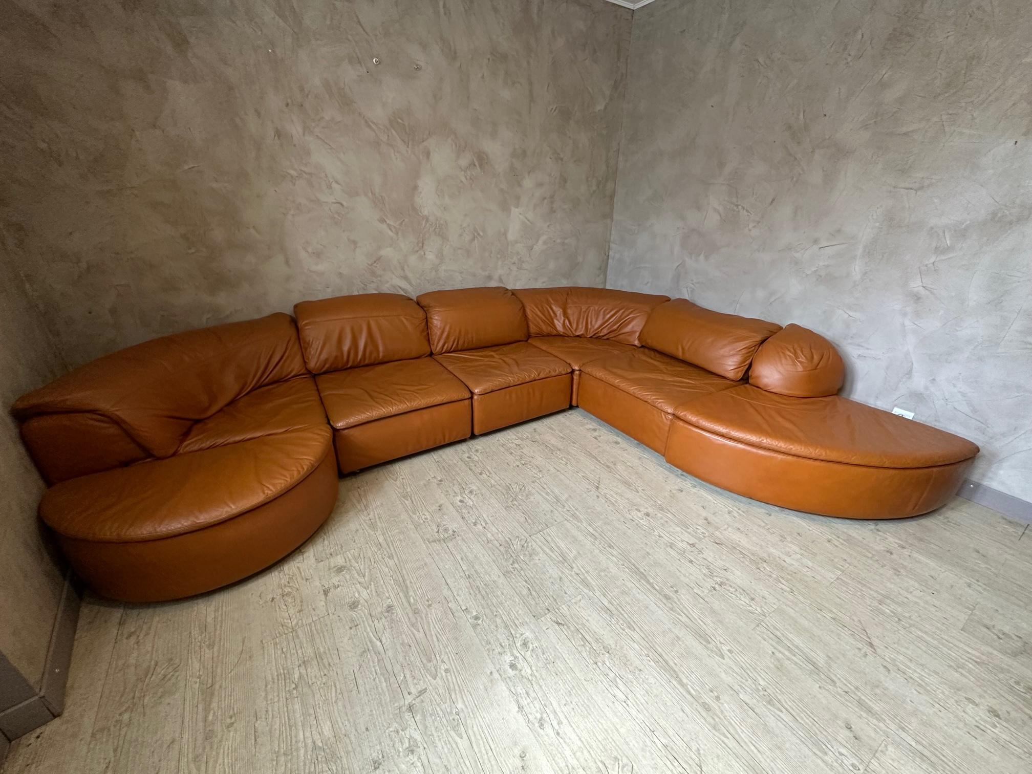 20th century Large Rounded Modular Leather Sofa by Laauser, 1970s In Good Condition In LEGNY, FR