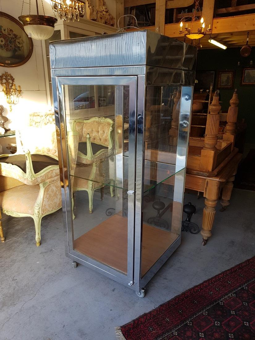 Large freestanding and mobile display cabinet with only glass all around and equipped with 1 large door that can be closed with a padlock and there are 3 spots in the hood, this is in a good condition with some light touch on the chrome but all